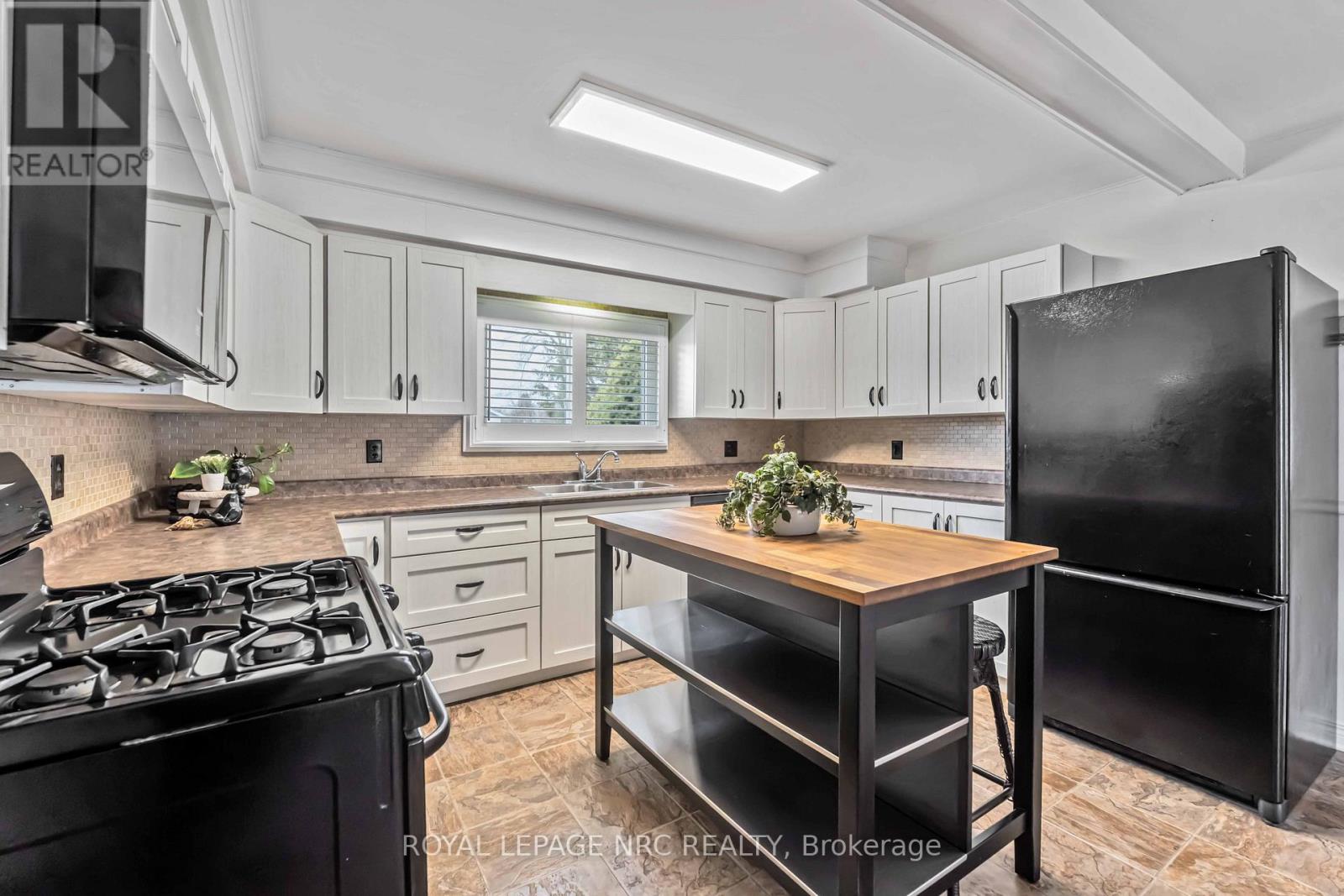 4049 Victoria Road, Fort Erie (Crystal Beach), Ontario  L0S 1B0 - Photo 13 - X12856100