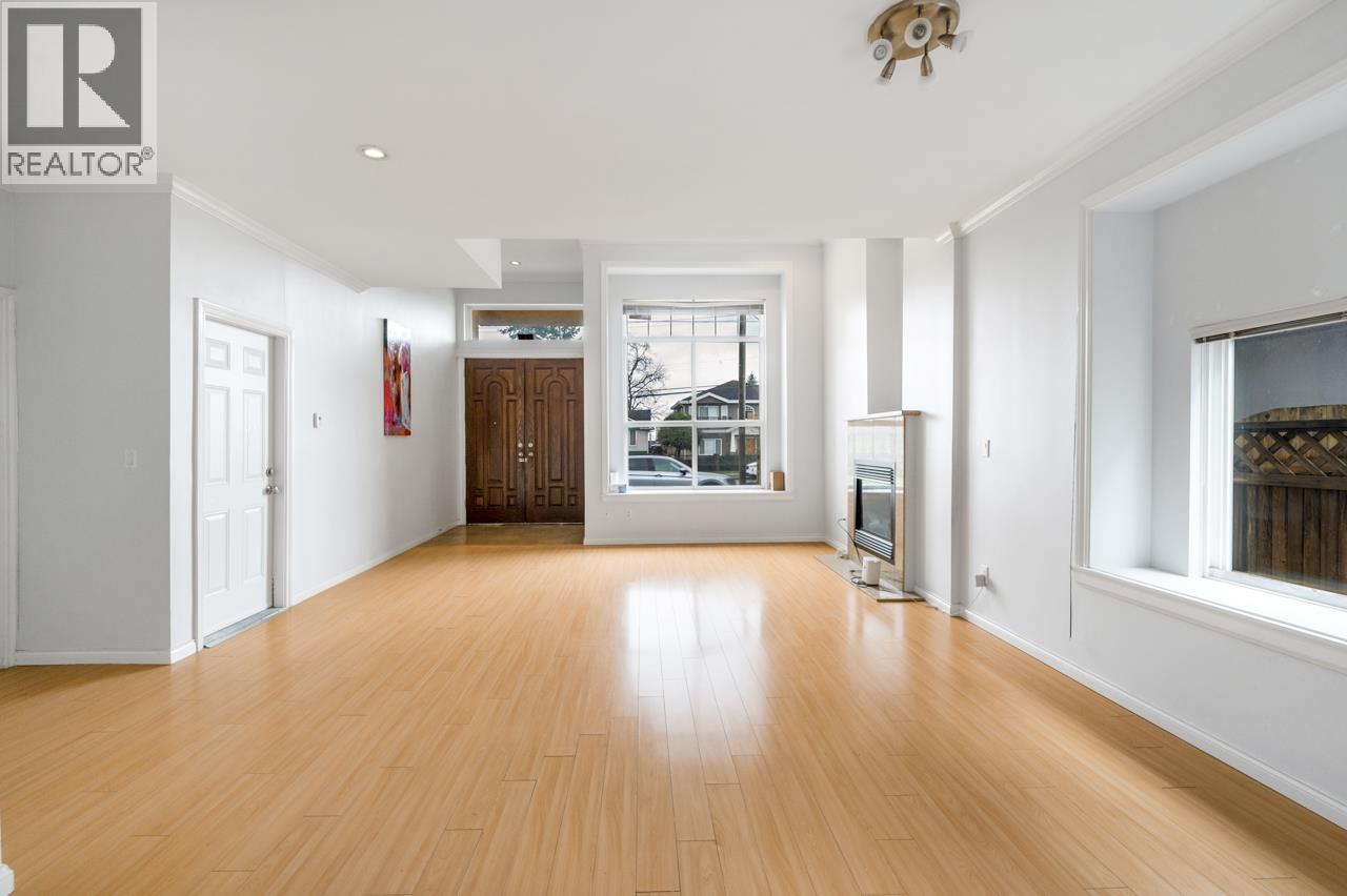 5898 Rumble Street, Burnaby, British Columbia  V5J 2C6 - Photo 3 - R3096915