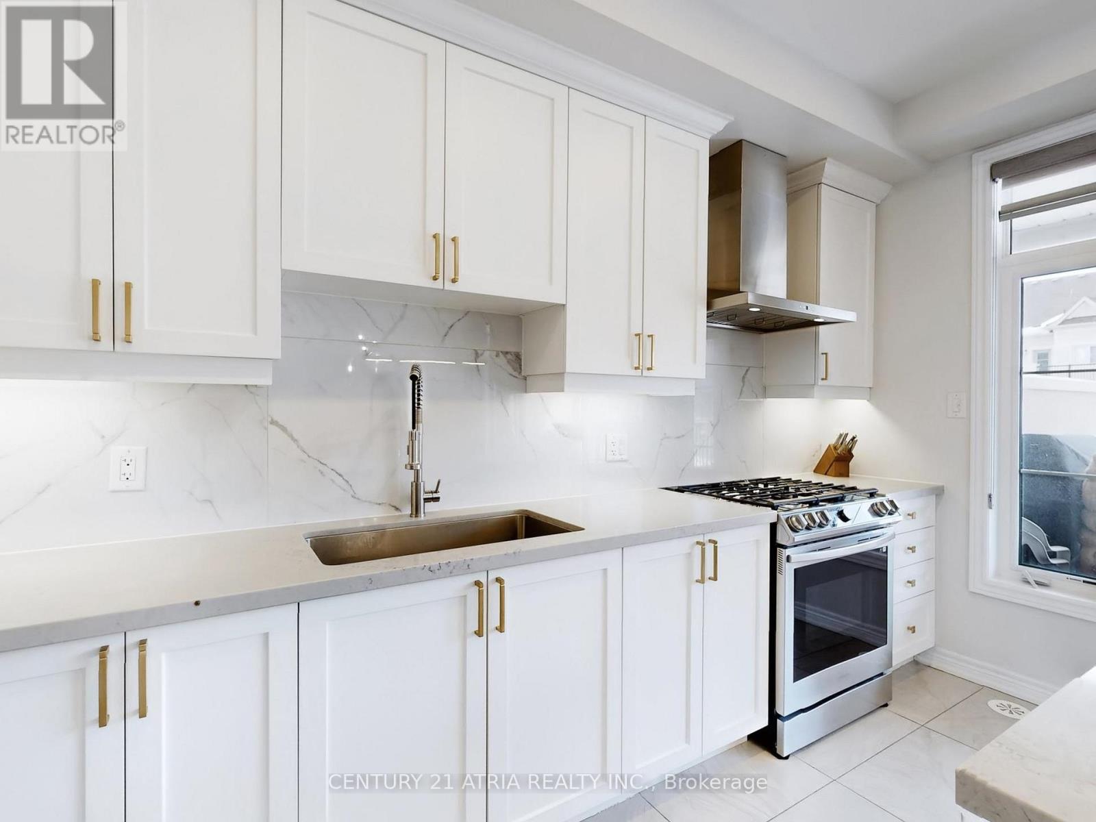 46 Campobello Street, Vaughan (Patterson), Ontario  L6A 5B3 - Photo 9 - N12856128