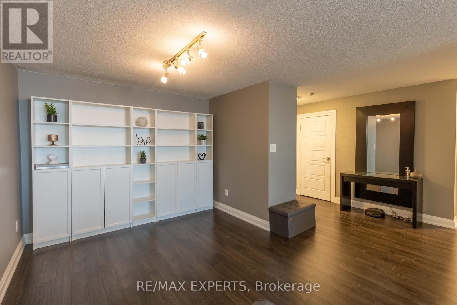 1708 - 3 Rowntree Road, Toronto, Ontario  M9V 5G8 - Photo 2 - W12856000