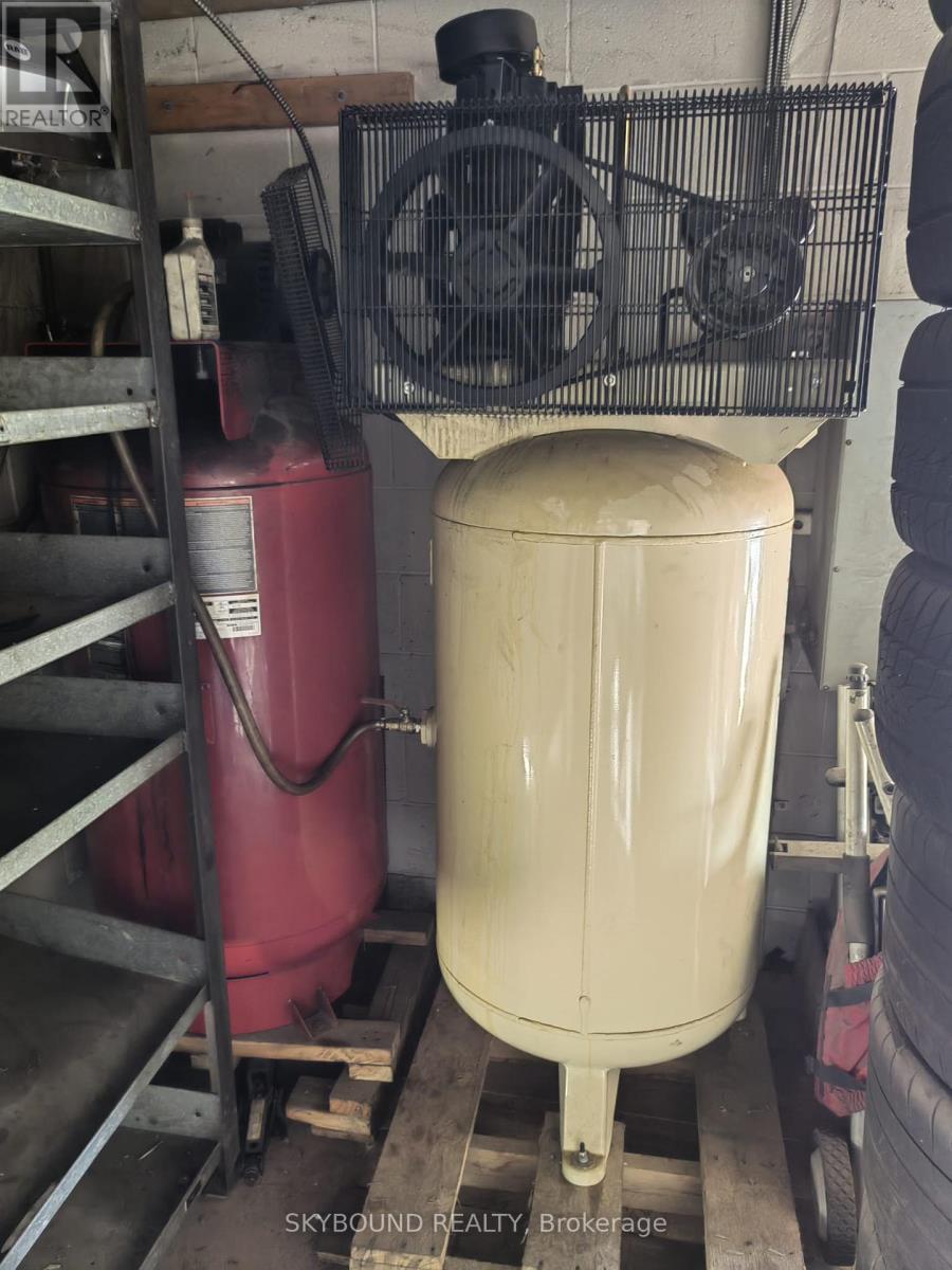 3 - 70 Lepage Court, Toronto, Ontario  M3J 1Z9 - Photo 4 - W12856066