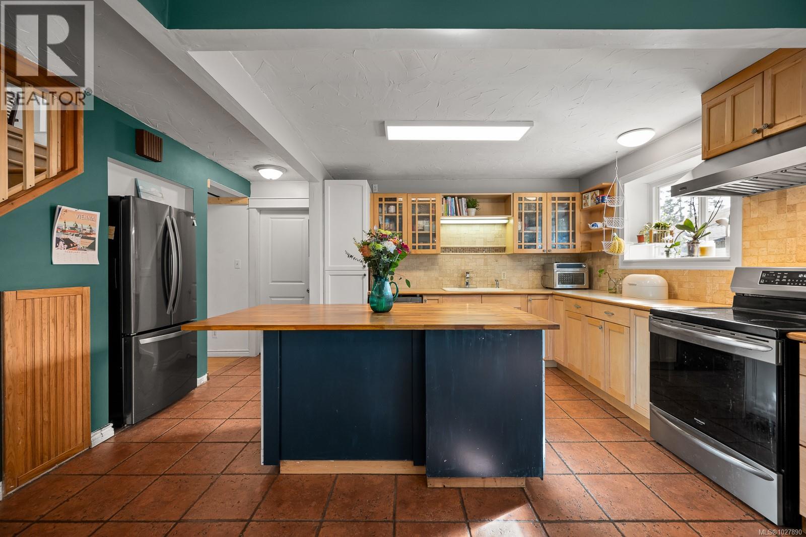 4664 Gail Cres, Courtenay, British Columbia  V9N 5Y4 - Photo 2 - 1027890