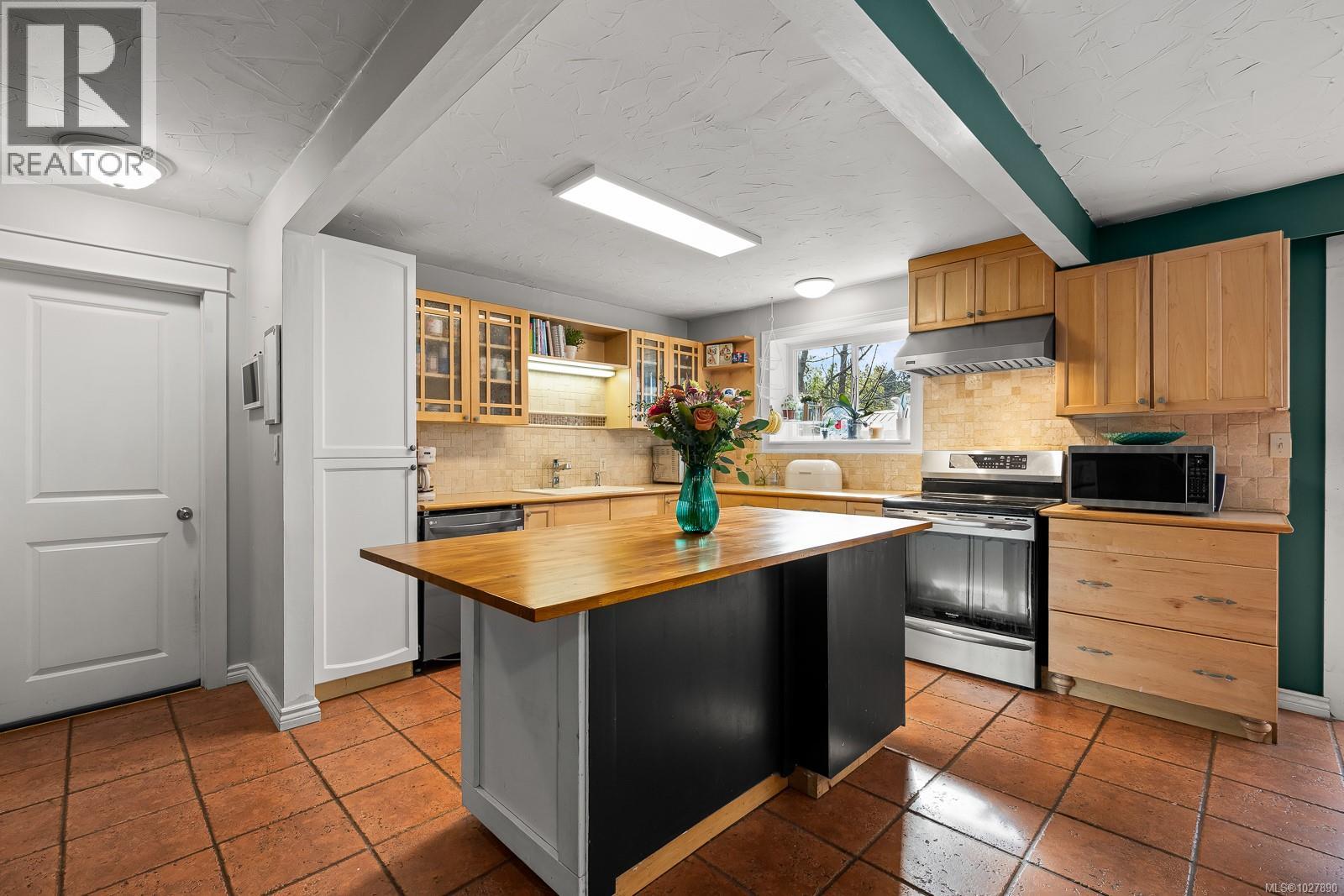 4664 Gail Cres, Courtenay, British Columbia  V9N 5Y4 - Photo 3 - 1027890