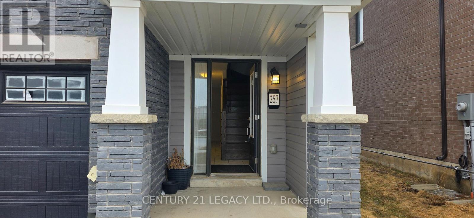 257 Gillespie Drive, Brantford, Ontario  N3T 0W8 - Photo 2 - X12745694