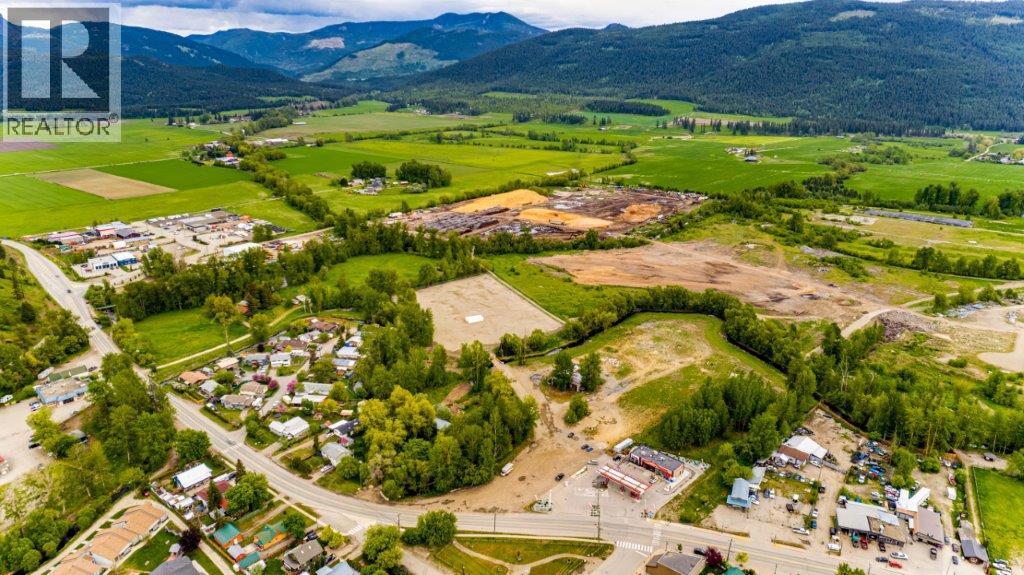 1788 Vernon Street, Lumby, British Columbia  V0E 2G0 - Photo 3 - 10378406