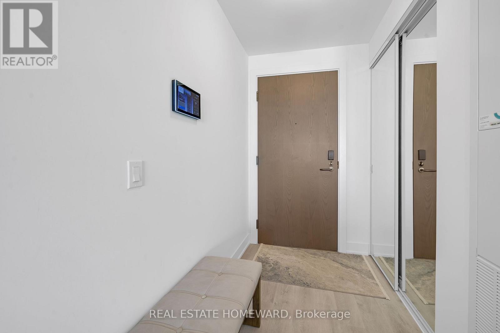 2039 - 20 Inn On The Park Drive, Toronto, Ontario  M3C 0P8 - Photo 4 - C12856384