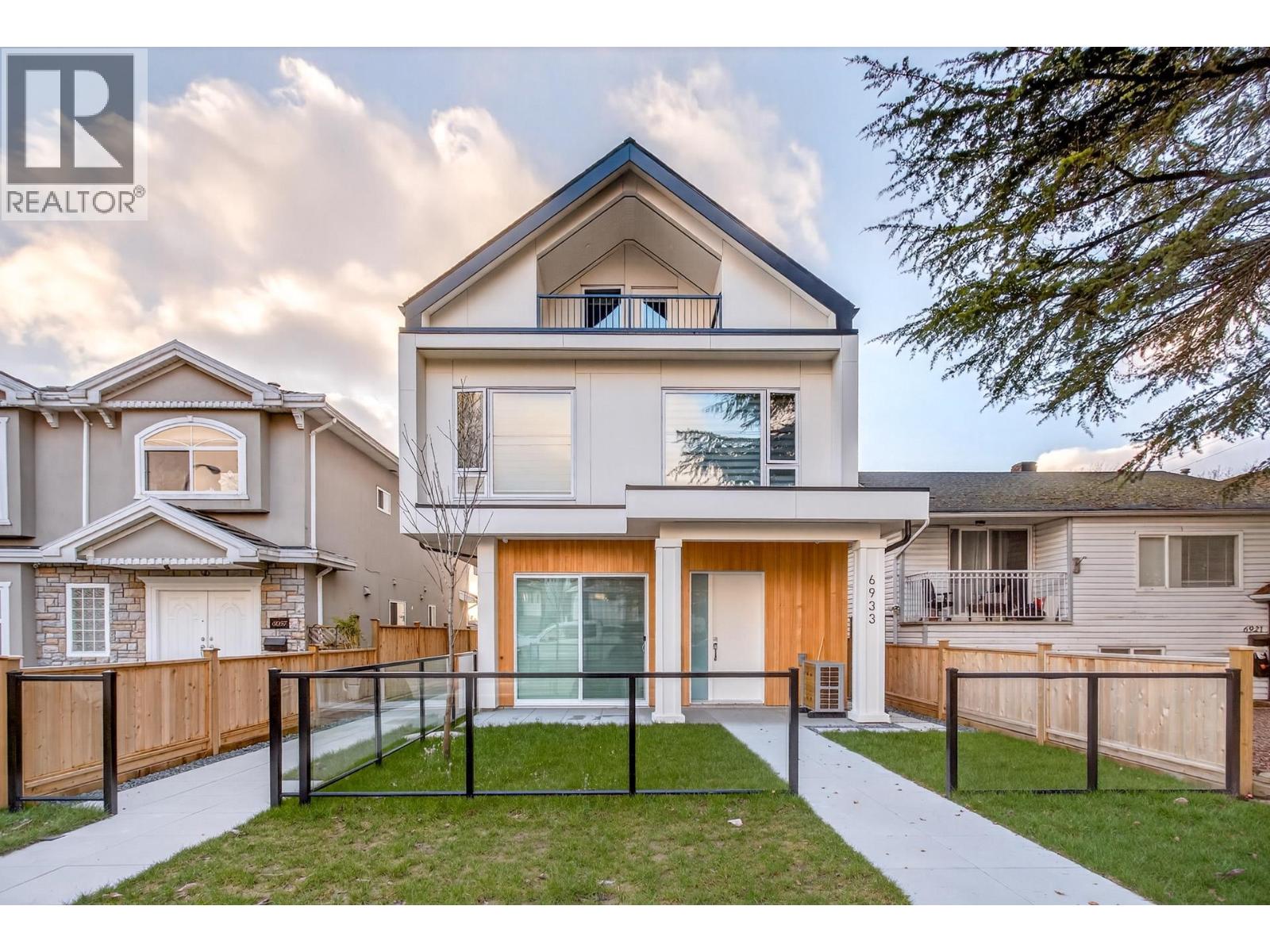 2 6933 Prince Edward Street, Vancouver, British Columbia  V5X 3P2 - Photo 1 - R3097032