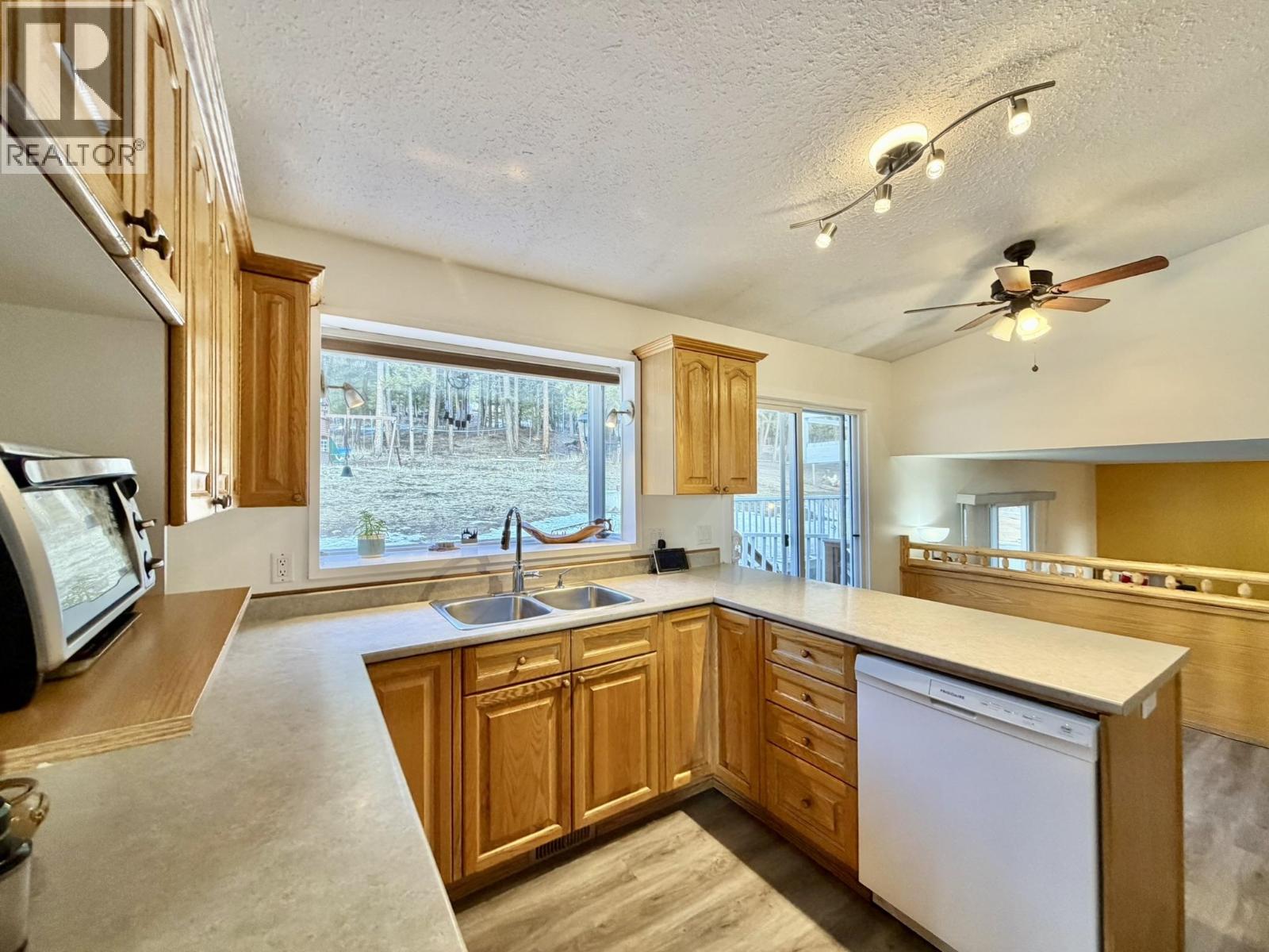 6001 Valleyview Drive, Horse Lake, British Columbia  V0K 2E3 - Photo 12 - R3097078