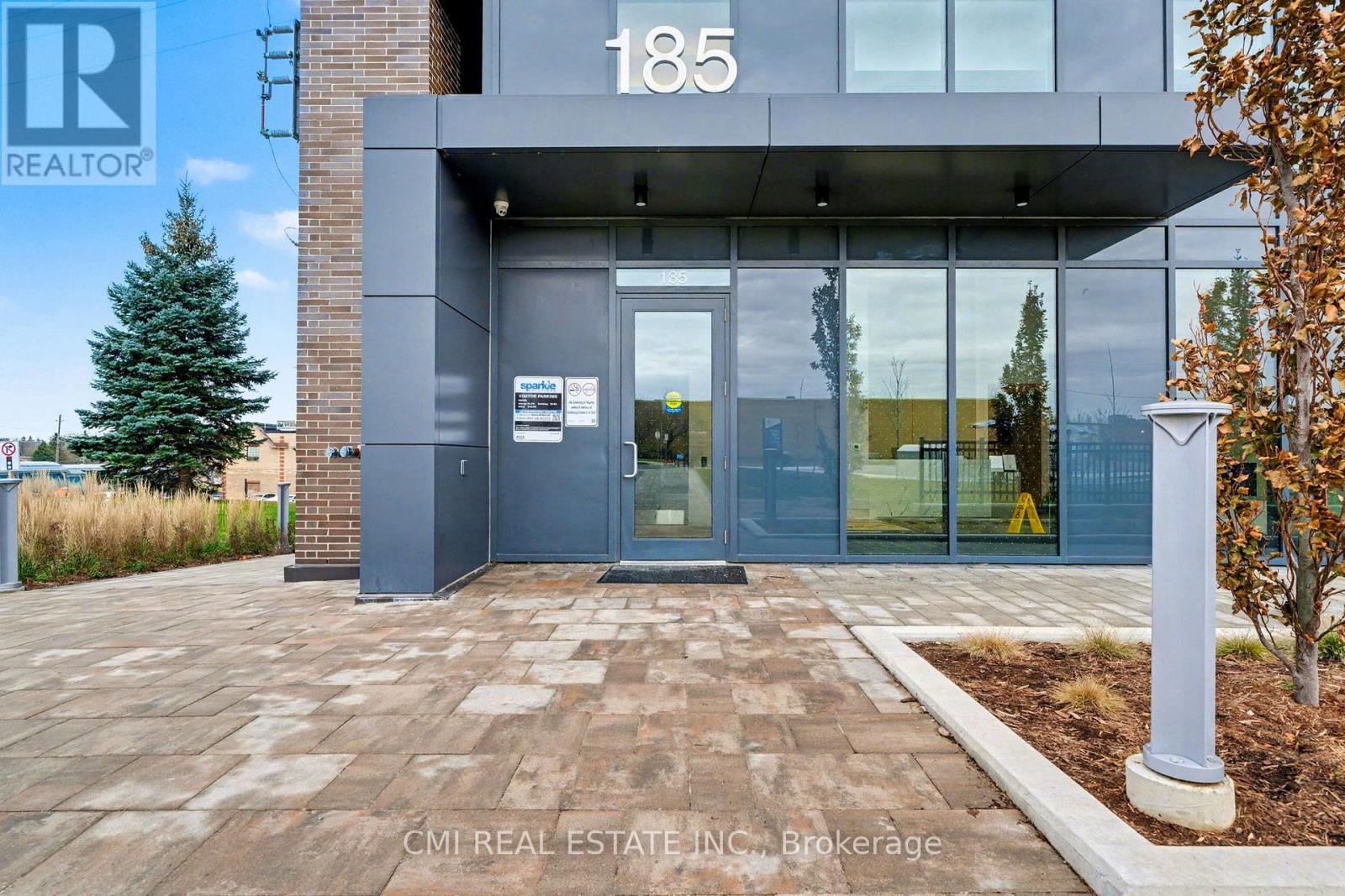 311 - 185 Deerfield Road N, Newmarket, Ontario  L3Y 0G7 - Photo 2 - N12856214