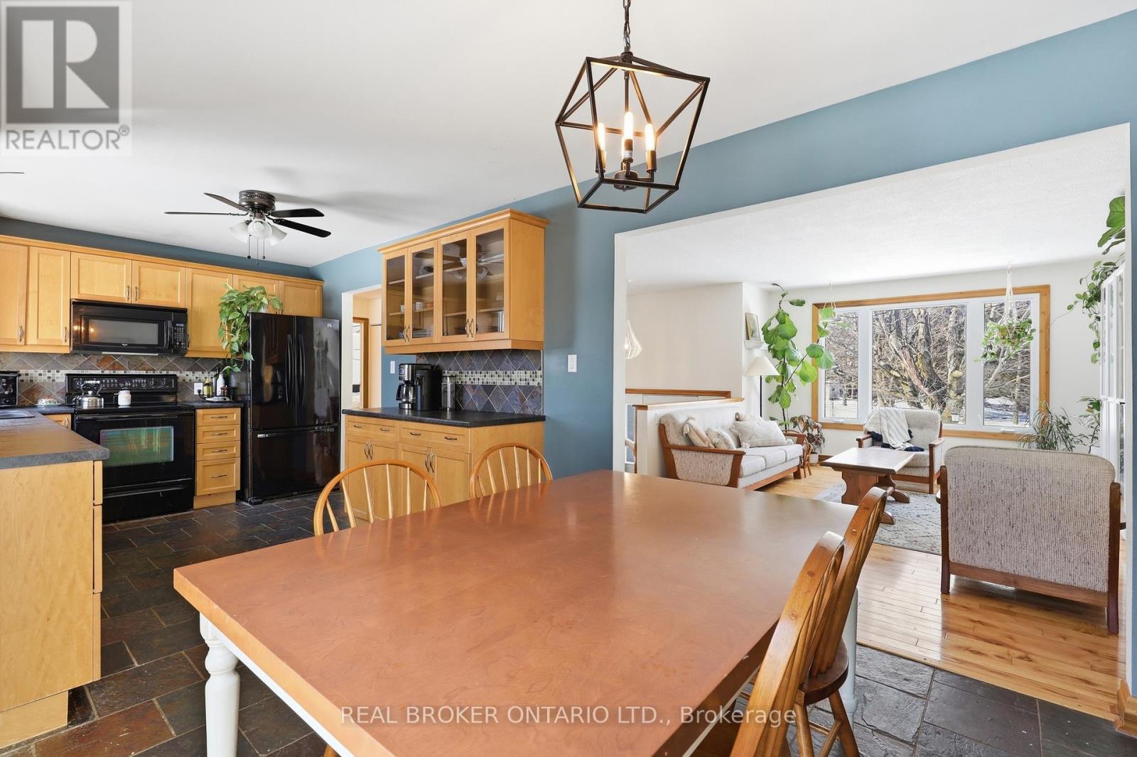 9 Pine Park Boulevard, Adjala-Tosorontio, Ontario  L0M 1J0 - Photo 6 - N12856232