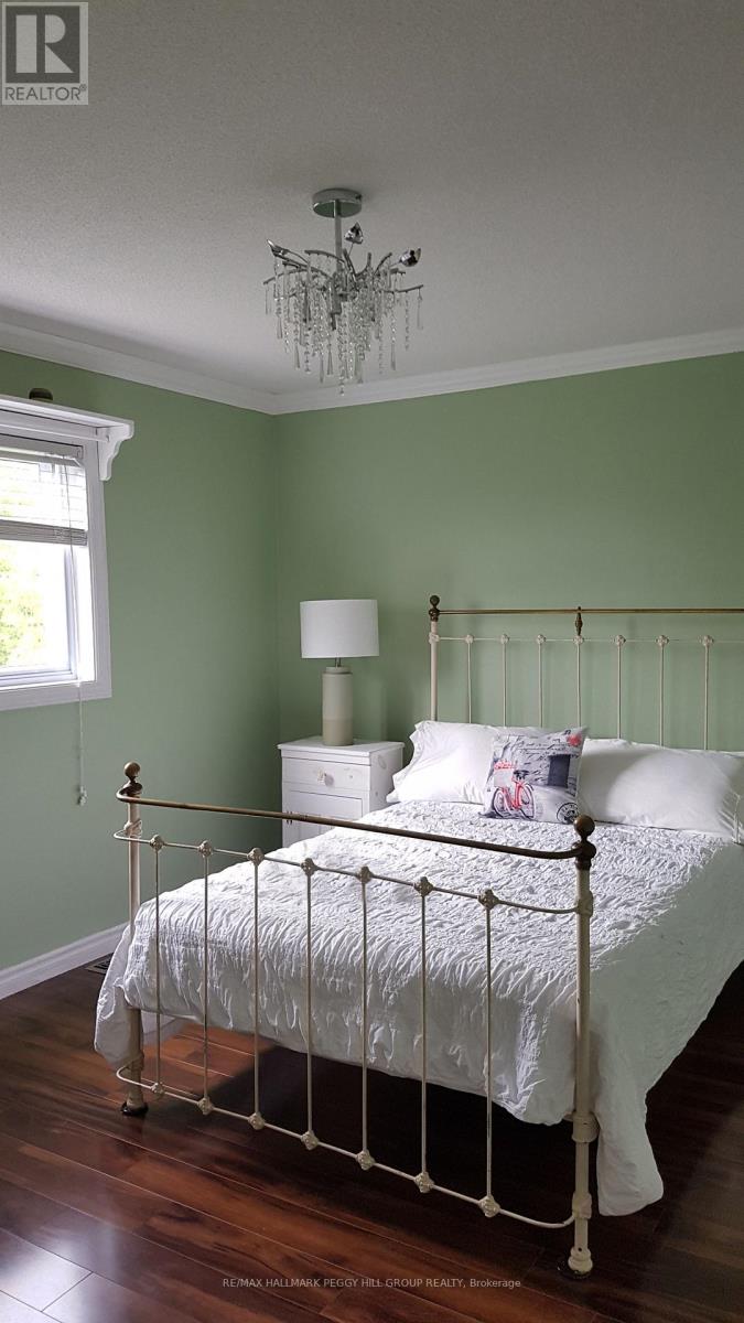 76 Stanley Street, Barrie, Ontario  L4M 6V5 - Photo 4 - S12856398