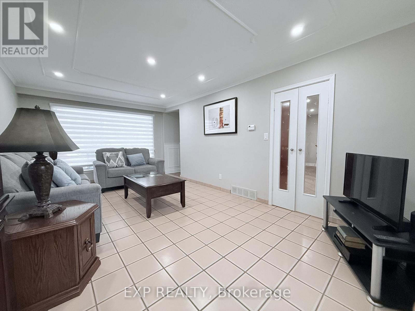 65 Beckett Avenue, Toronto, Ontario  M6L 2B3 - Photo 13 - W12856178