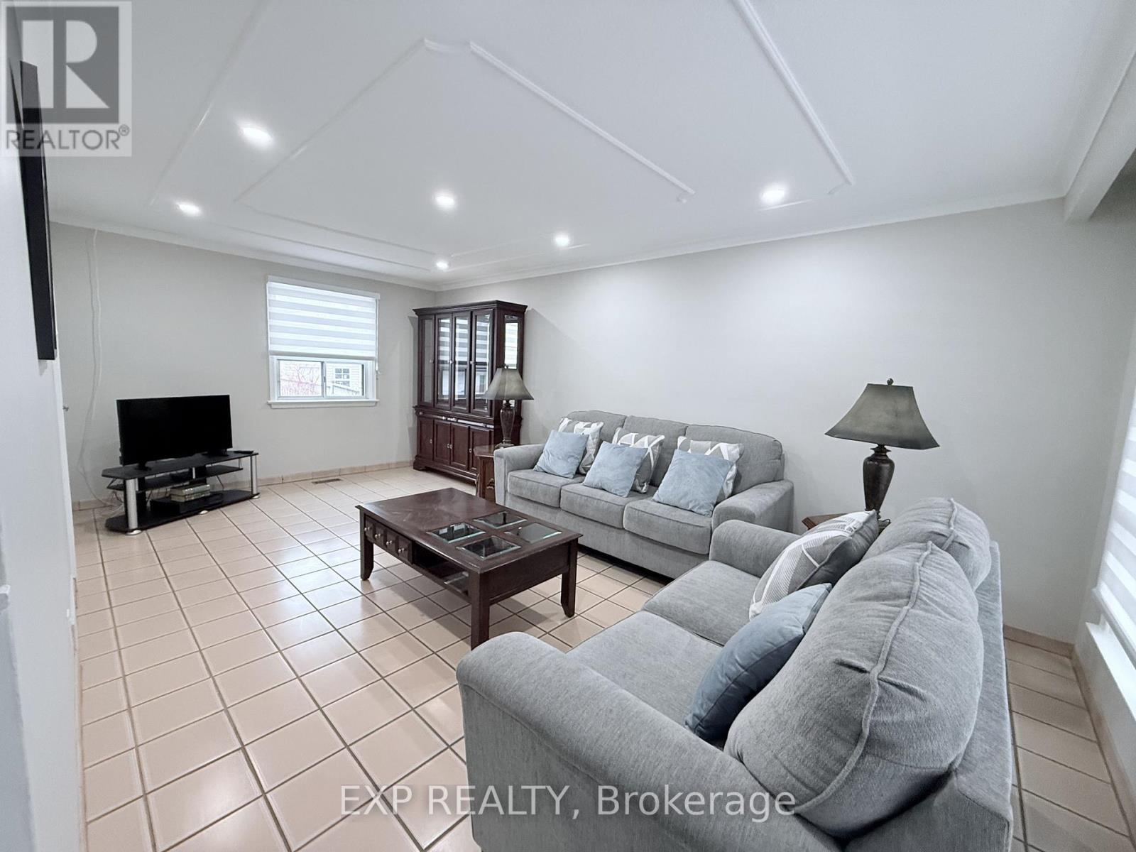 65 Beckett Avenue, Toronto, Ontario  M6L 2B3 - Photo 15 - W12856178