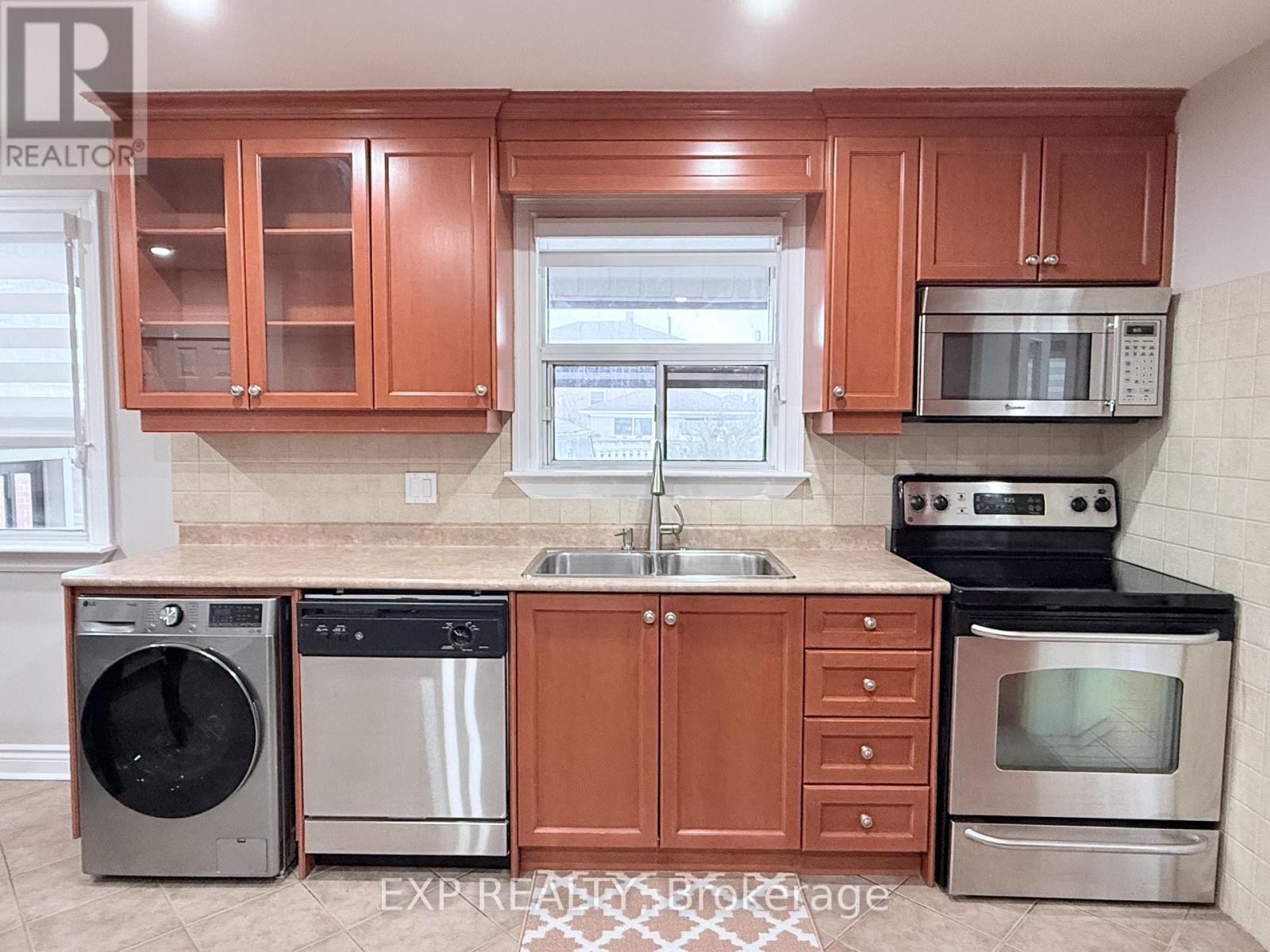 65 Beckett Avenue, Toronto, Ontario  M6L 2B3 - Photo 6 - W12856178