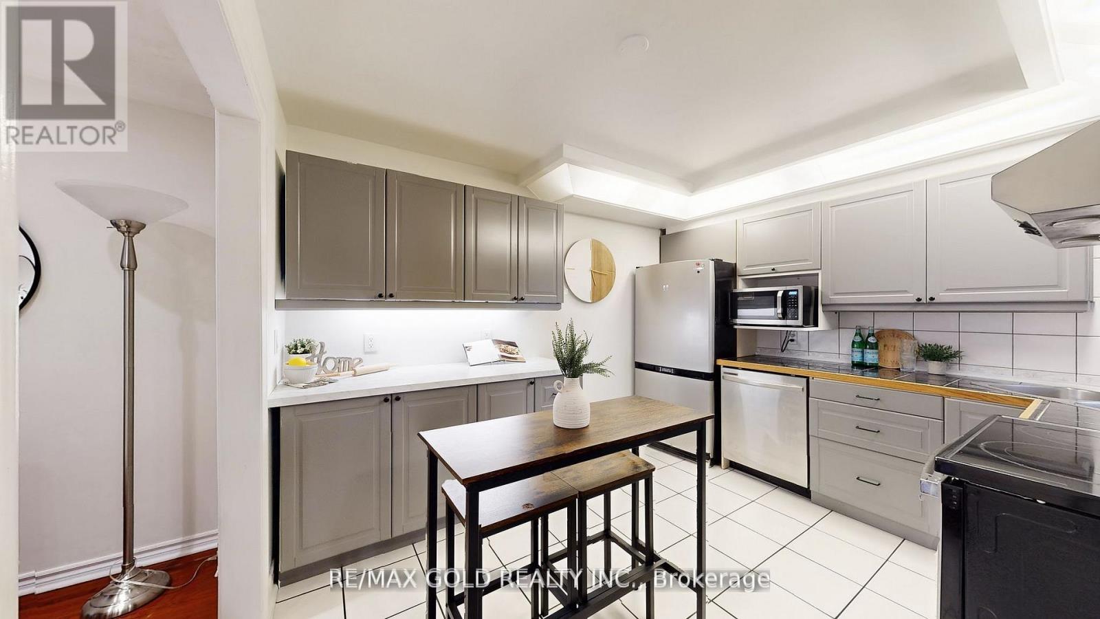 156 Royal Salisbury Way, Brampton, Ontario  L6V 3J9 - Photo 9 - W12856258