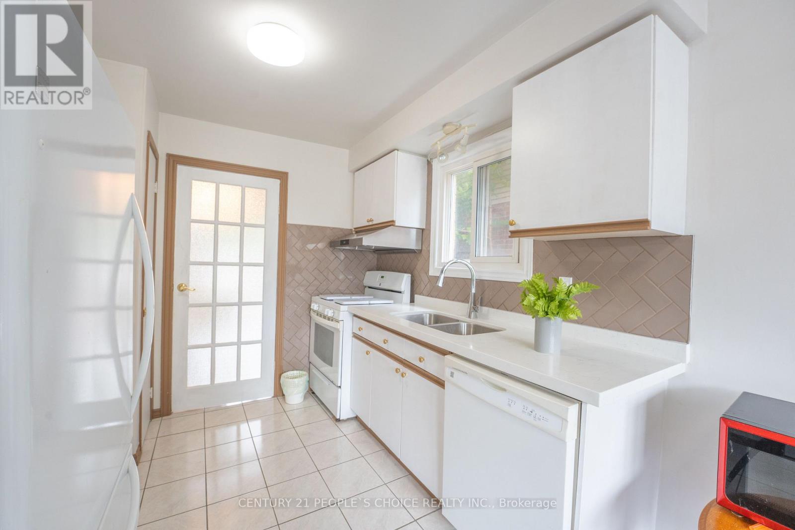 2247 Silverbirch Court, Burlington, Ontario  L7M 3H4 - Photo 8 - W12856344