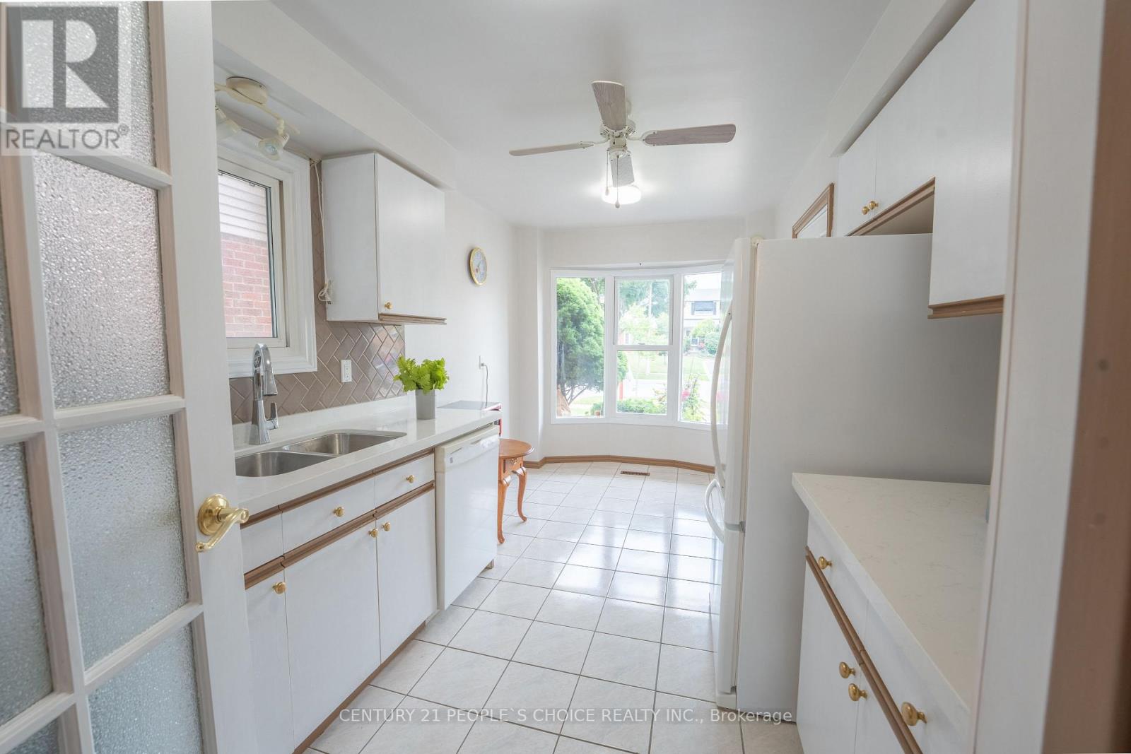 2247 Silverbirch Court, Burlington, Ontario  L7M 3H4 - Photo 9 - W12856344