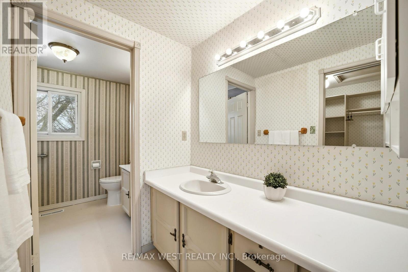 690 Robertson Crescent, Milton, Ontario  L9T 4V5 - Photo 11 - W12856378