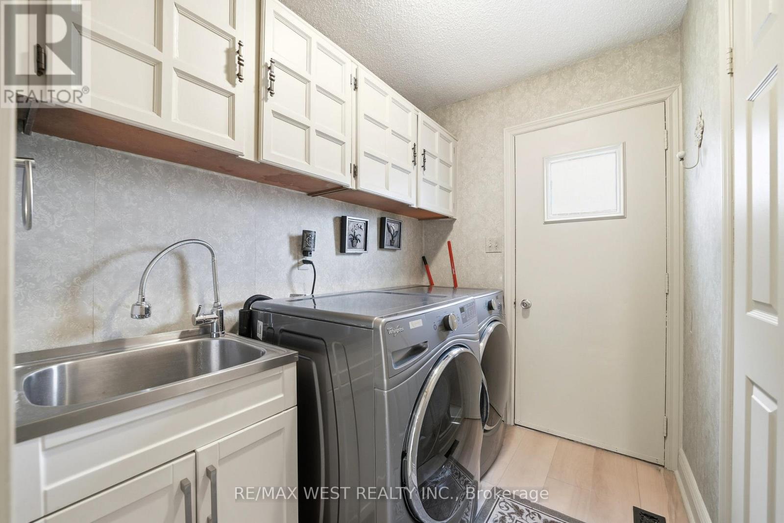 690 Robertson Crescent, Milton, Ontario  L9T 4V5 - Photo 9 - W12856378