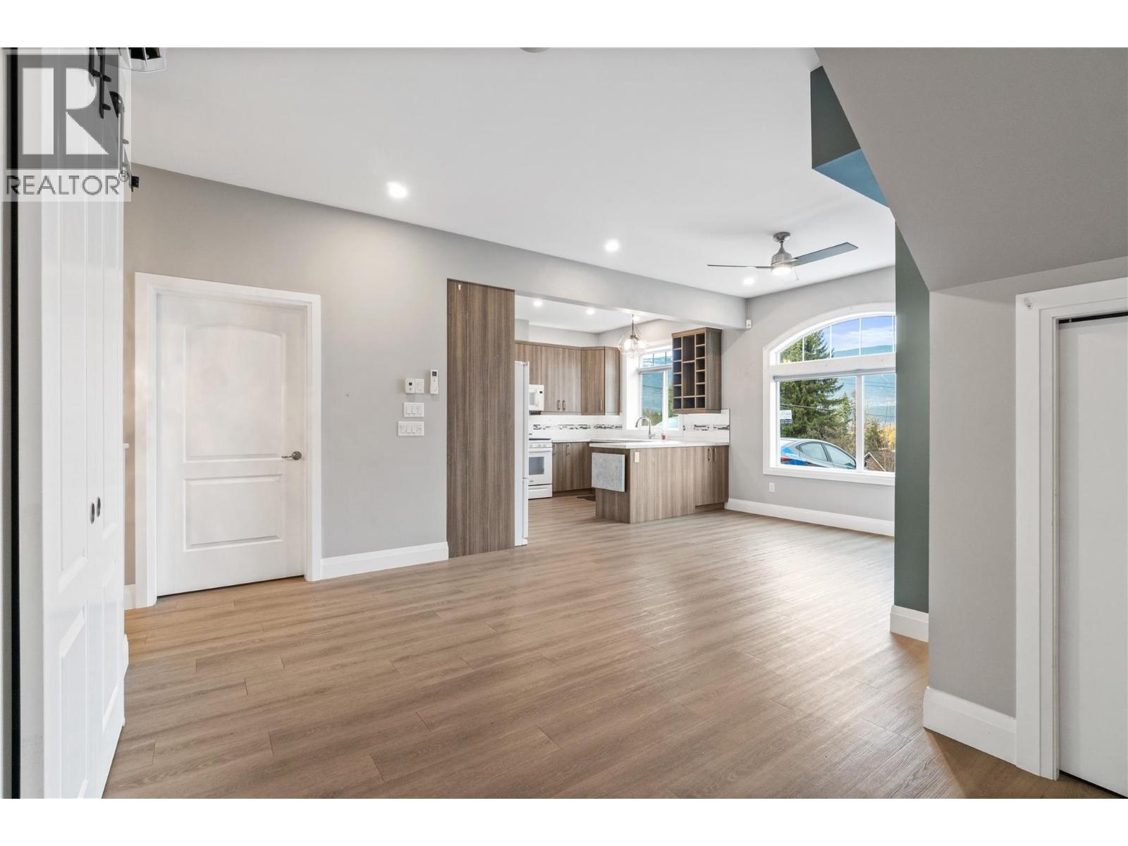 1070 1 Street Se Unit# 37, Salmon Arm, British Columbia  V1E 0B6 - Photo 4 - 10377549