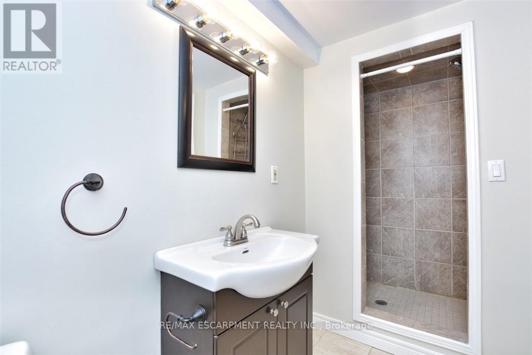 2 - 25 Endfield Avenue, Hamilton, Ontario  L8T 2L3 - Photo 4 - X12856172