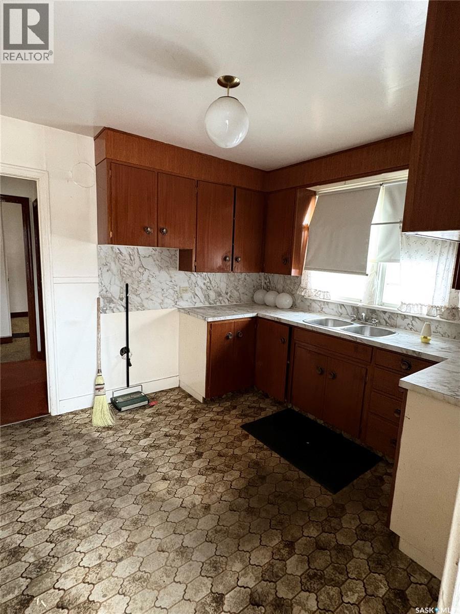 975 Coteau Street W, Moose Jaw, Saskatchewan  S6H 5G1 - Photo 3 - SK029823