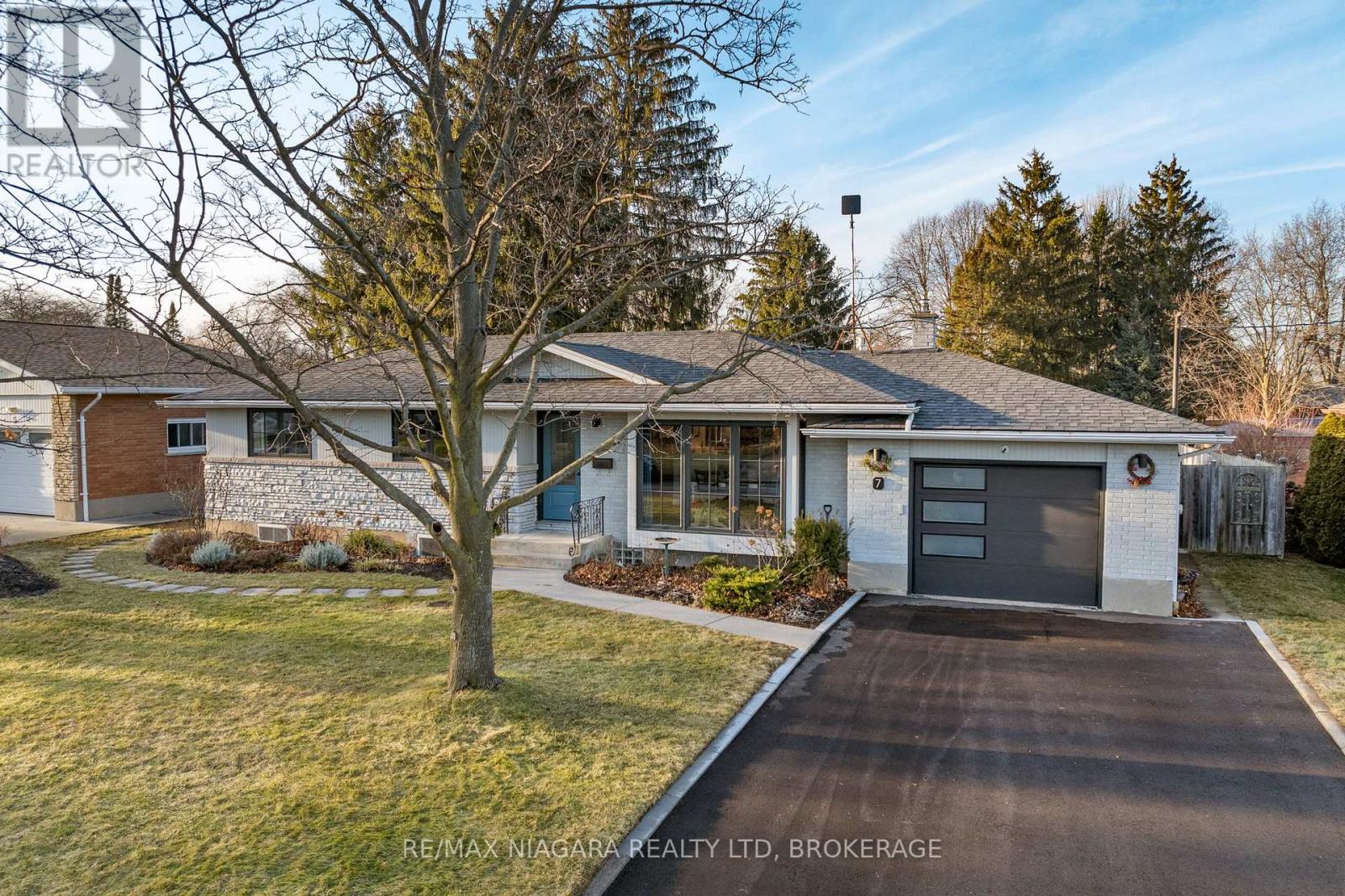 7 King's Grant Road, St. Catharines (Lakeshore), Ontario  L2N 2R9 - Photo 2 - X12856430