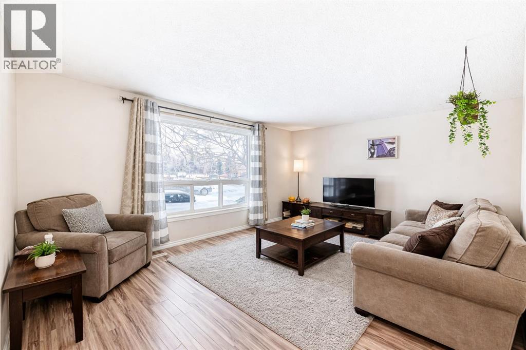 236 Pinecliff Way Ne, Calgary, Alberta  T1Y 3X3 - Photo 5 - A2285050