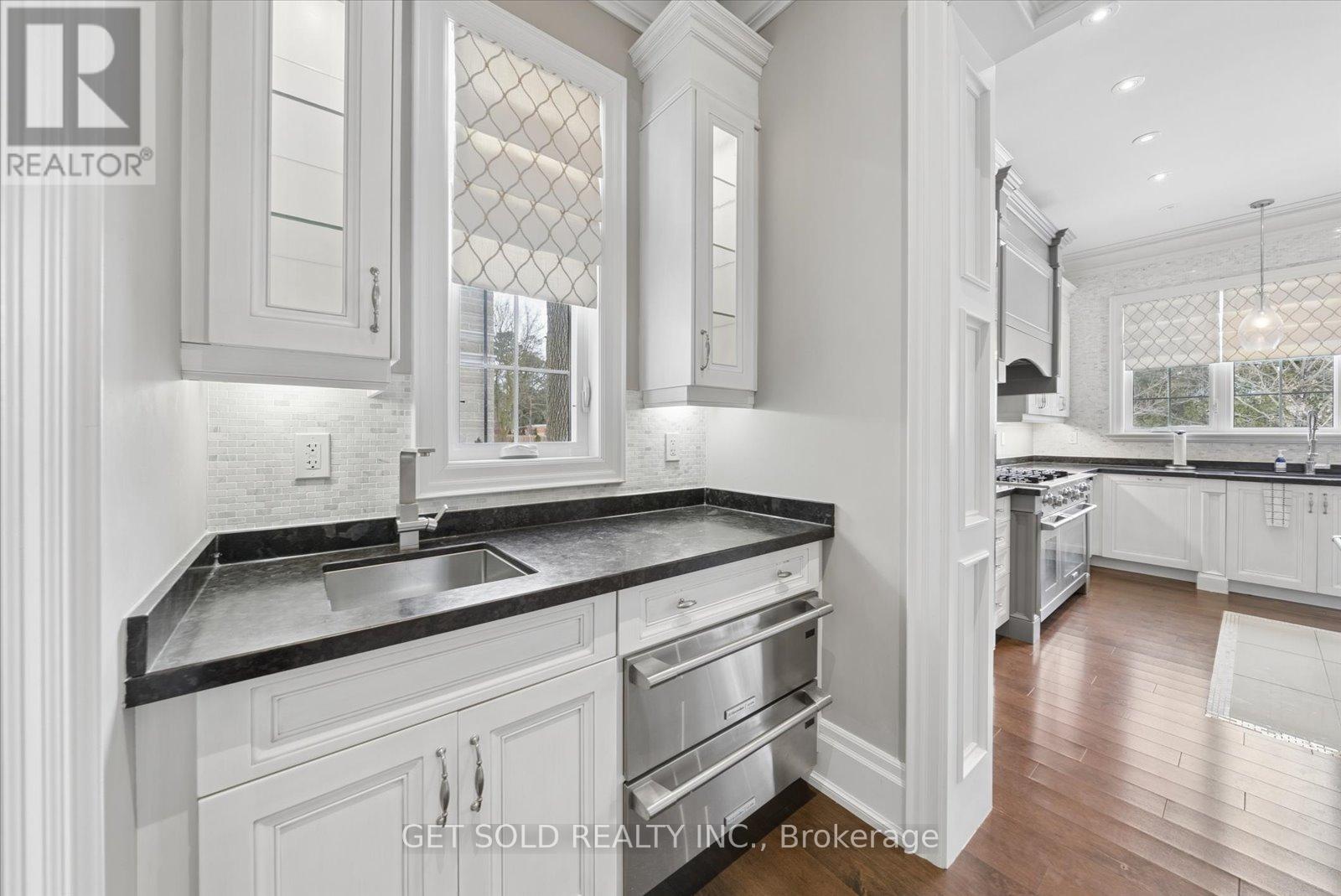 8 Thornhill Avenue, Vaughan (Uplands), Ontario  L4J 1J4 - Photo 10 - N12856466