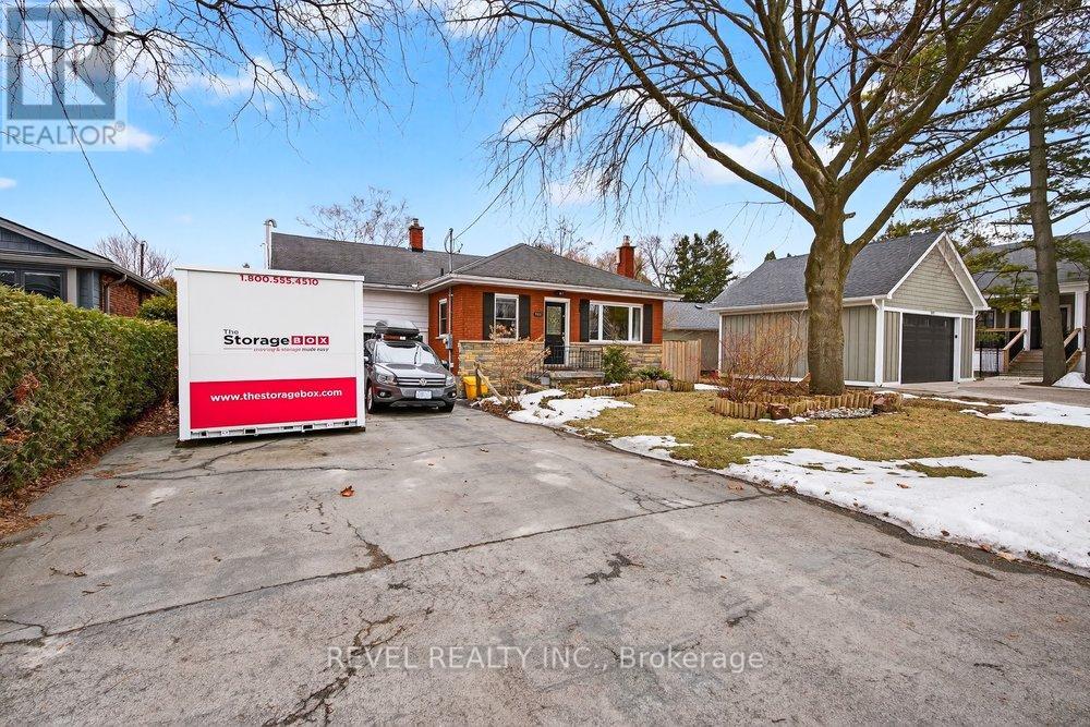 399 Pepper Drive, Burlington (Brant), Ontario  L7R 3E1 - Photo 2 - W12856434