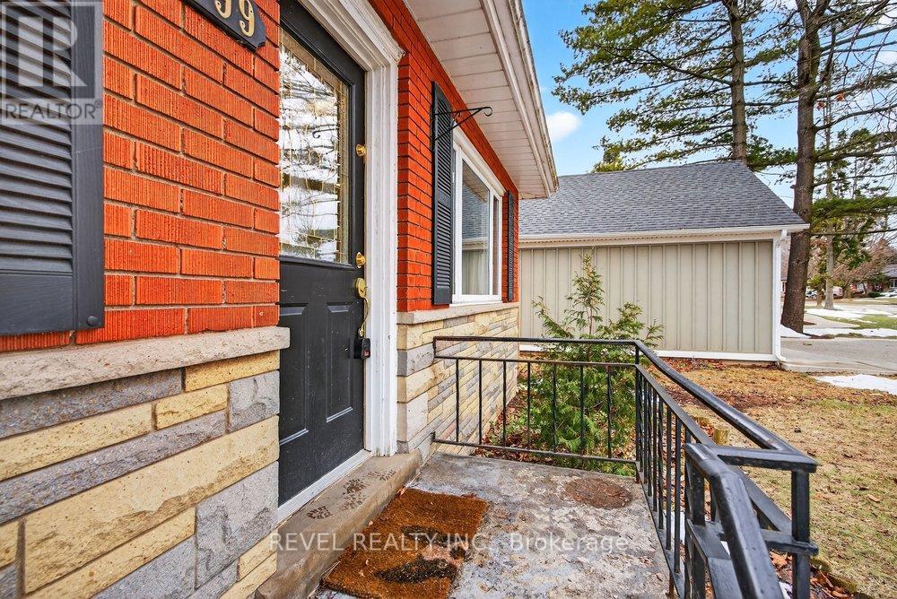 399 Pepper Drive, Burlington (Brant), Ontario  L7R 3E1 - Photo 3 - W12856434