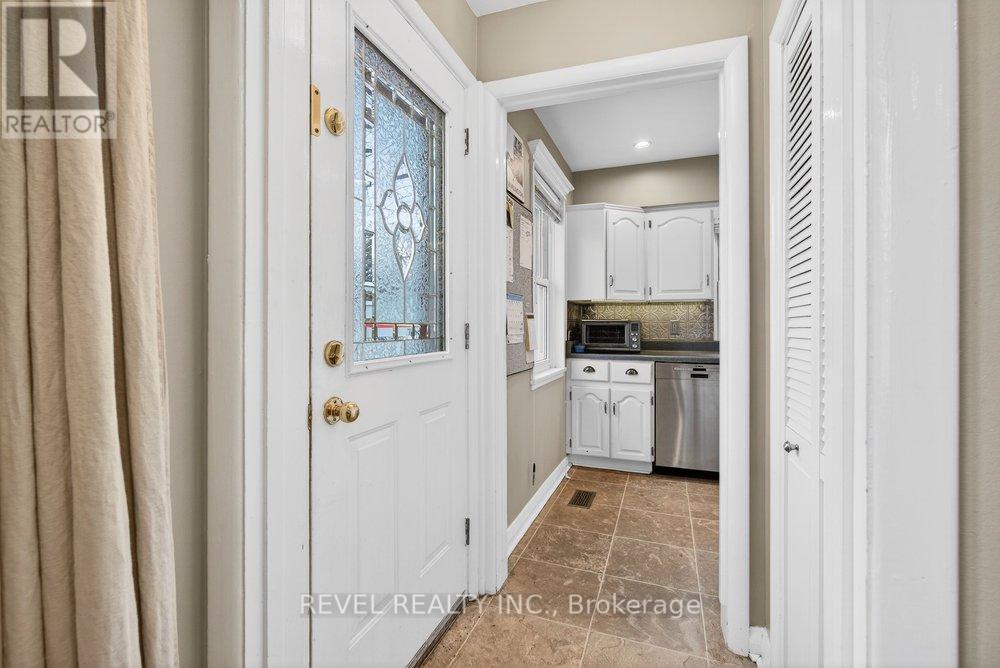 399 Pepper Drive, Burlington (Brant), Ontario  L7R 3E1 - Photo 4 - W12856434