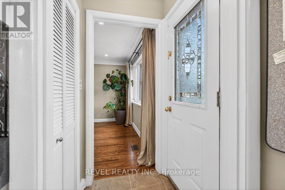 399 Pepper Drive, Burlington (Brant), Ontario  L7R 3E1 - Photo 5 - W12856434