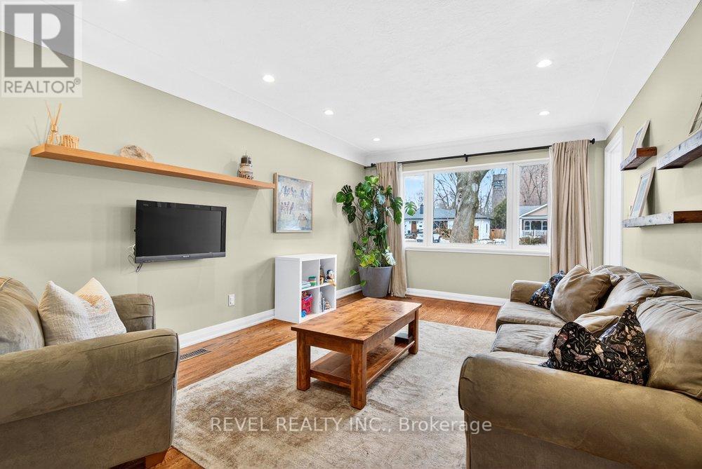 399 Pepper Drive, Burlington (Brant), Ontario  L7R 3E1 - Photo 9 - W12856434