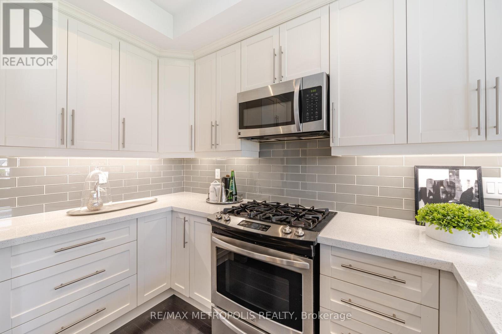 2427 Baronwood Drive, Oakville, Ontario  L6M 0J7 - Photo 10 - W12856458