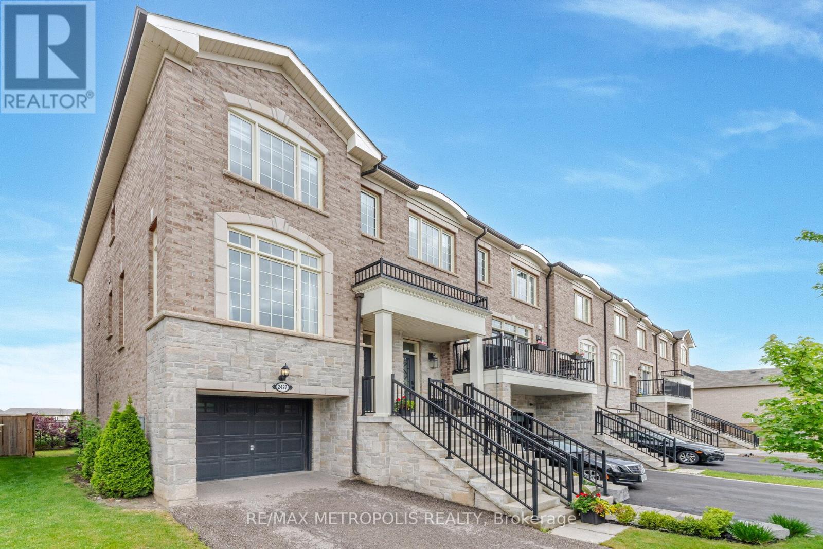 2427 Baronwood Drive, Oakville, Ontario  L6M 0J7 - Photo 3 - W12856458