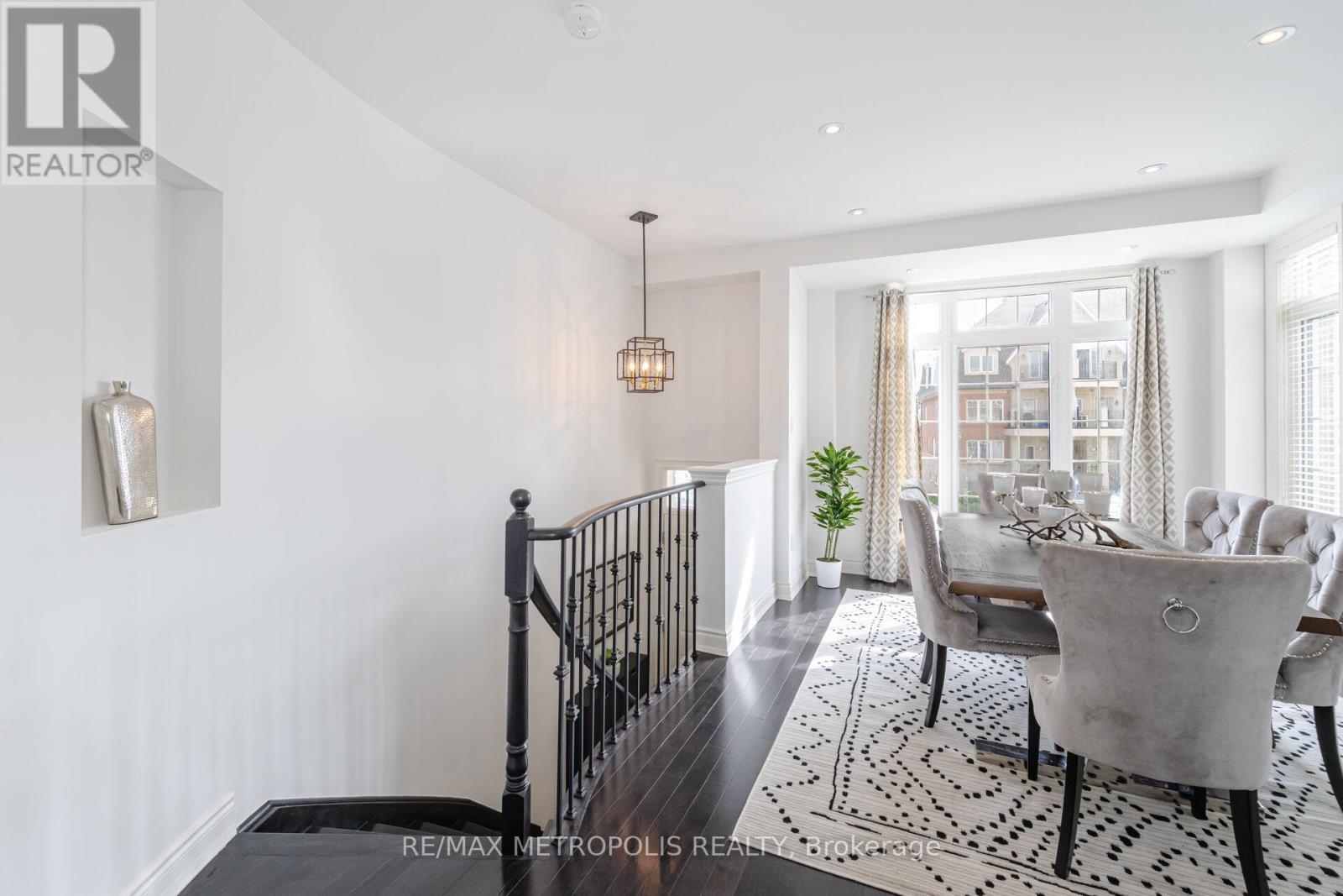 2427 Baronwood Drive, Oakville, Ontario  L6M 0J7 - Photo 4 - W12856458