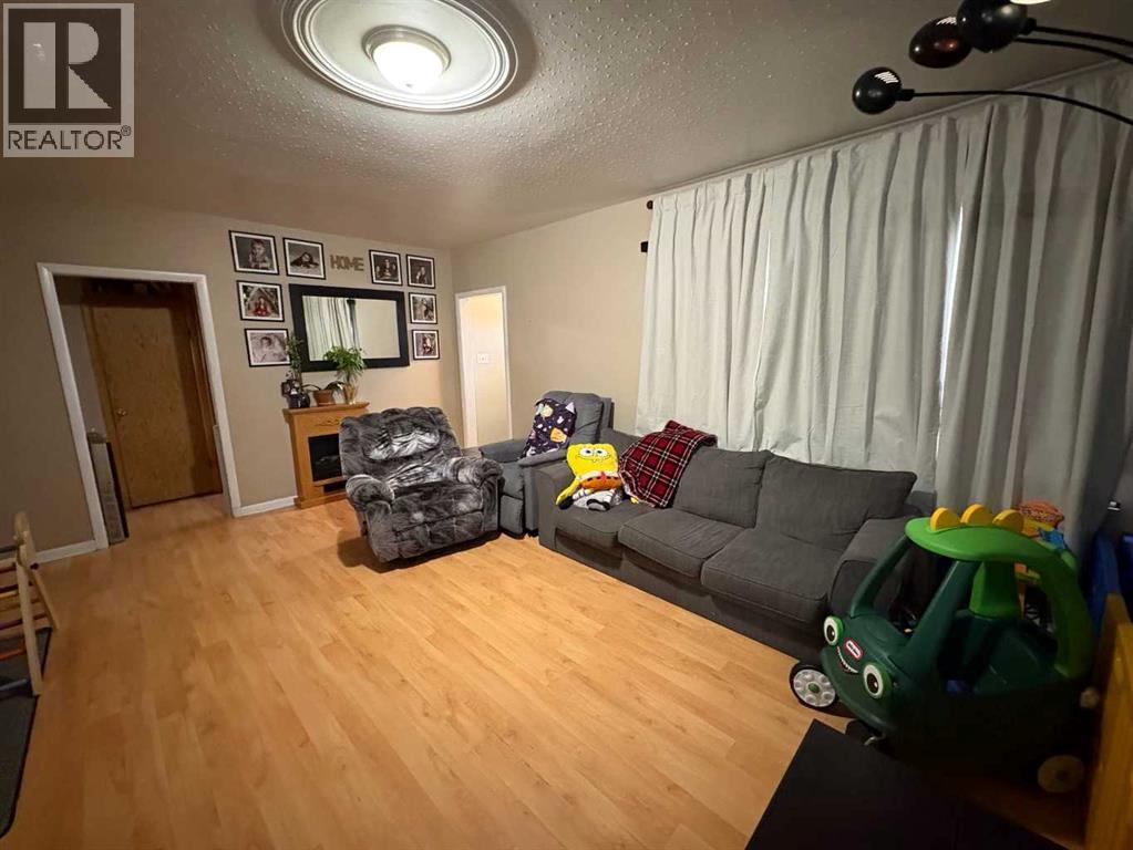 374 10 Street Se, Medicine Hat, Alberta  T1A 1P9 - Photo 3 - A2291016