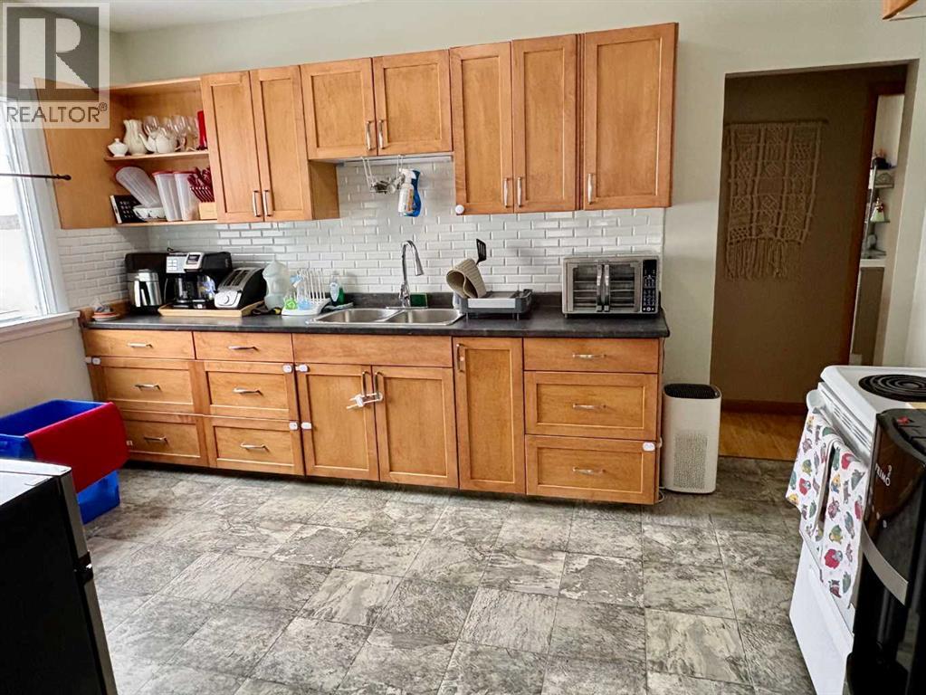 374 10 Street Se, Medicine Hat, Alberta  T1A 1P9 - Photo 2 - A2291016