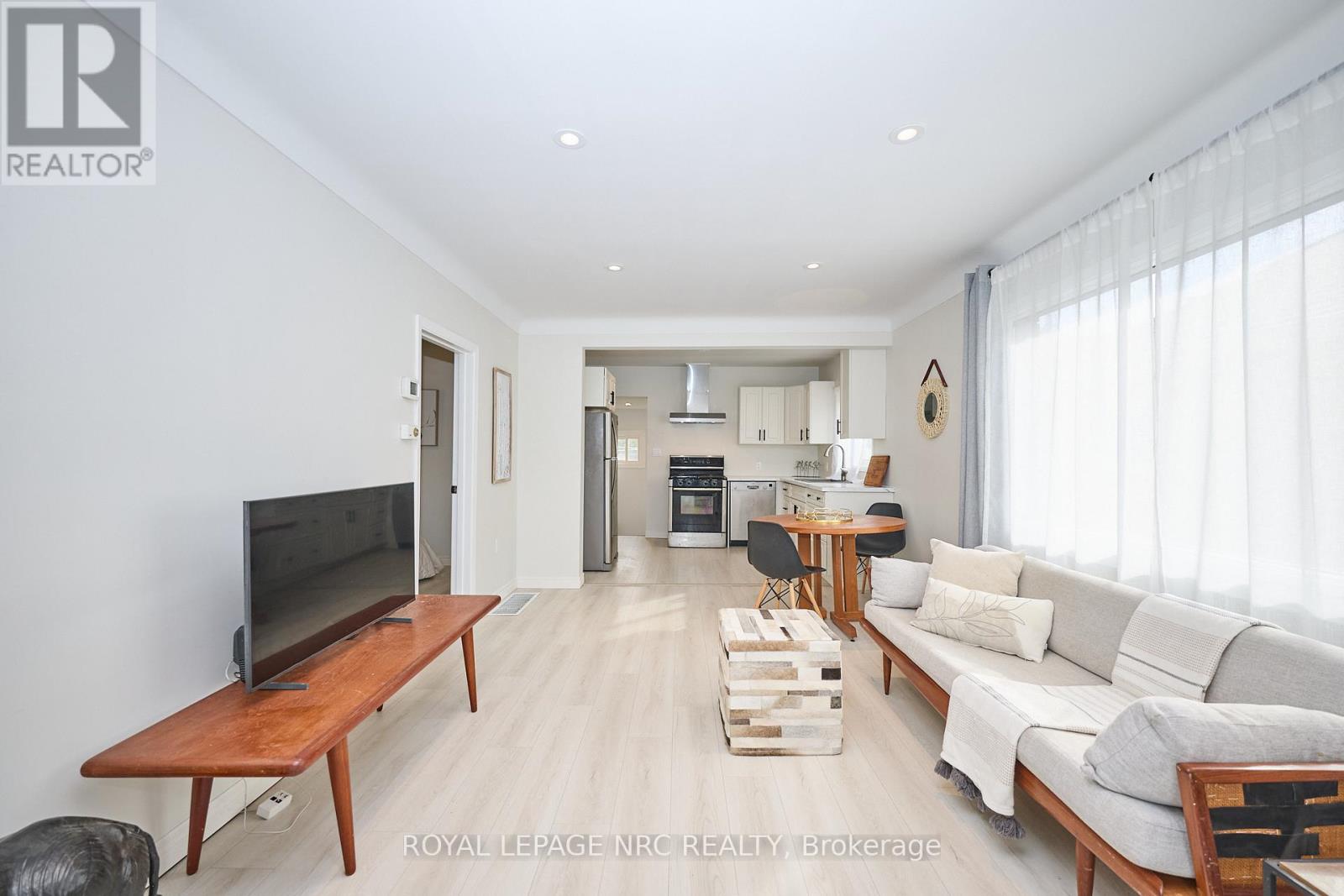 10 Fairburn Avenue, St. Catharines, Ontario  L2T 1B2 - Photo 3 - X12856566