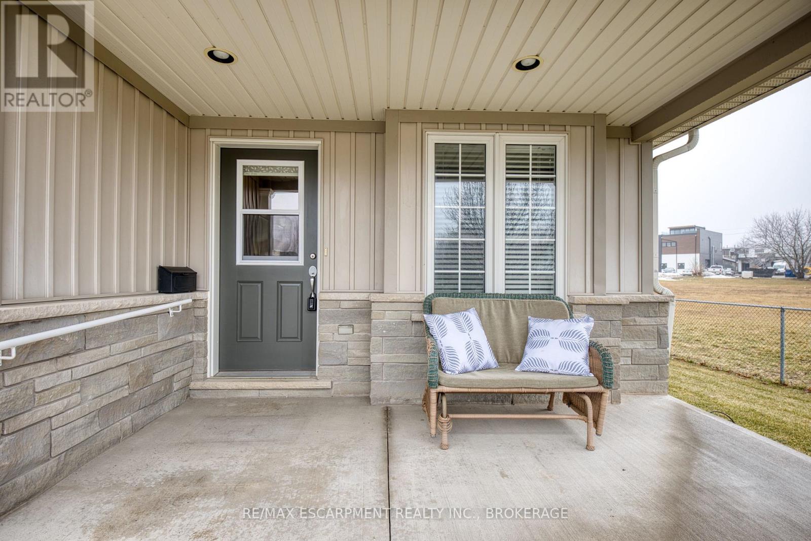 1 Sunnydale Court, West Lincoln (Smithville), Ontario  L0R 2A0 - Photo 2 - X12856750