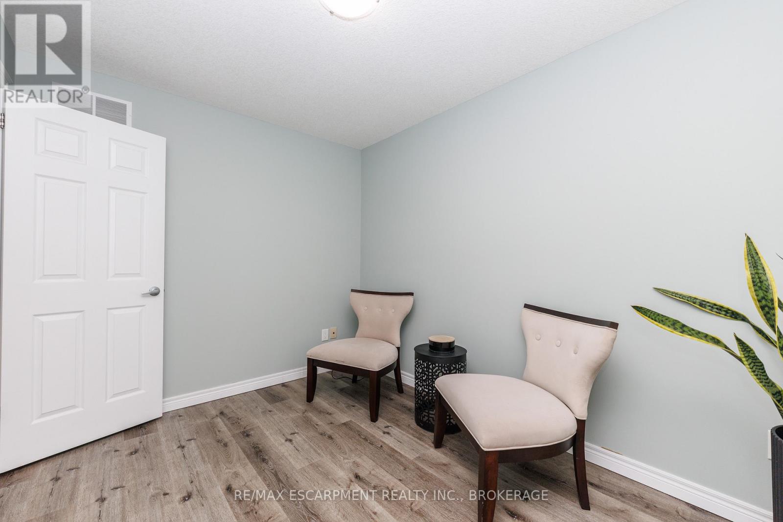 1 Sunnydale Court, West Lincoln (Smithville), Ontario  L0R 2A0 - Photo 5 - X12856750