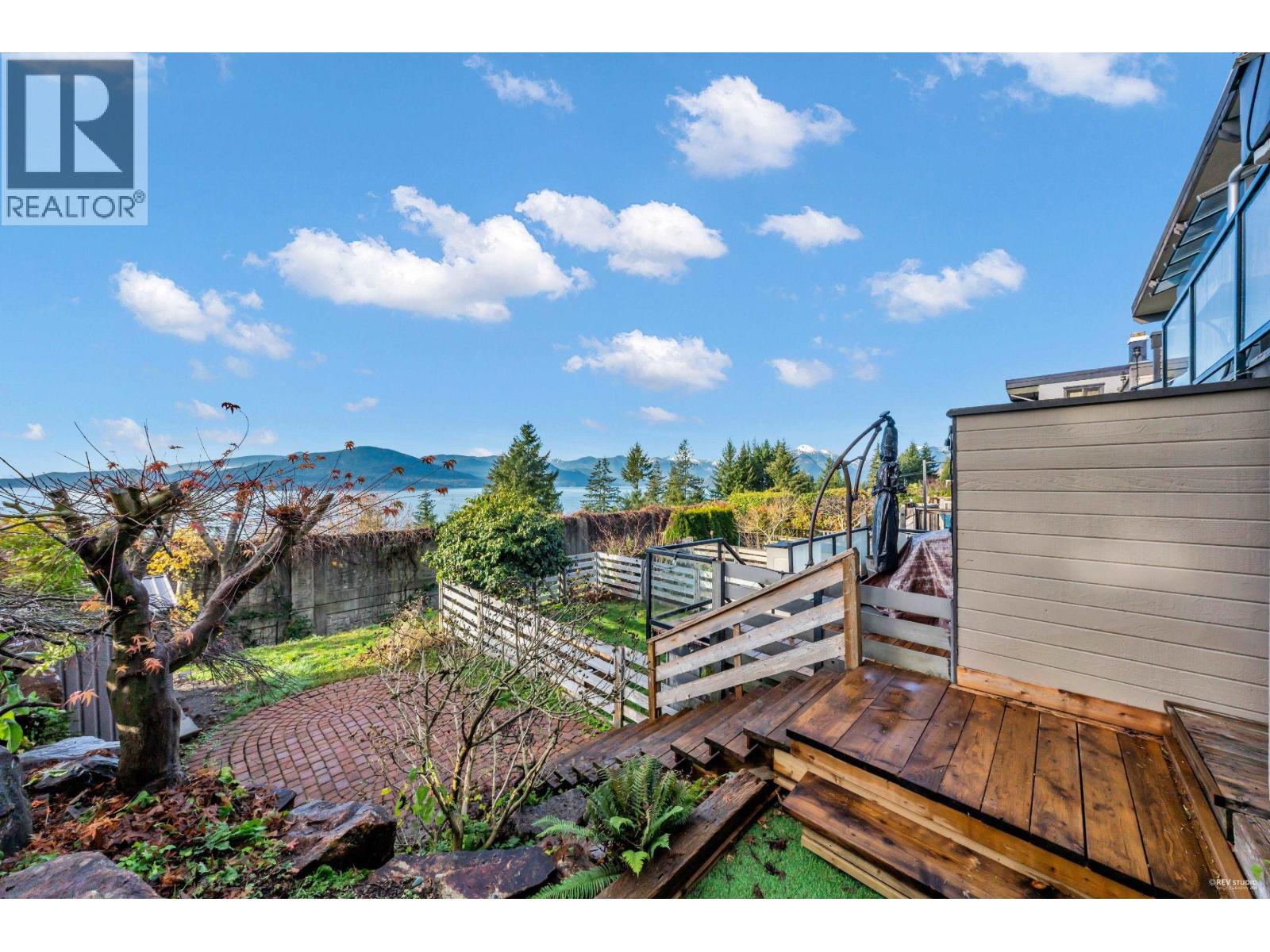 432 Crosscreek Road, Lions Bay, British Columbia  V0V 0V0 - Photo 9 - R3096936