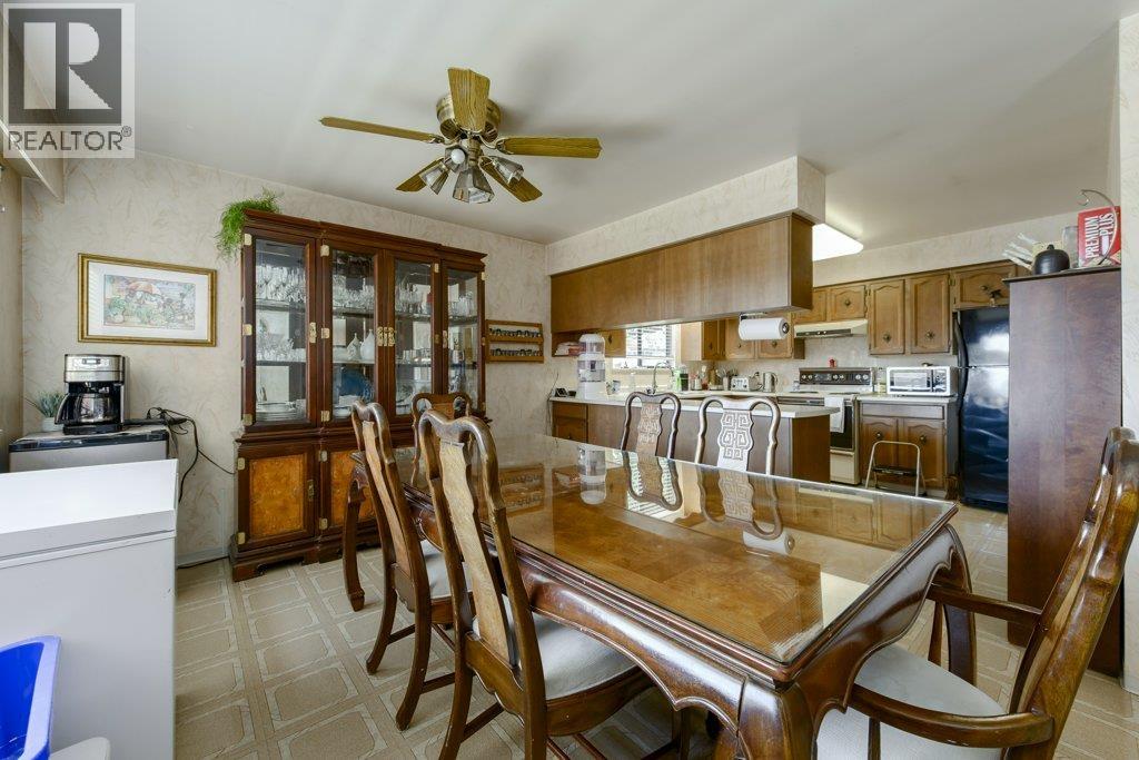 8194 Woodlake Court, Burnaby, British Columbia  V5A 3P4 - Photo 11 - R3097117