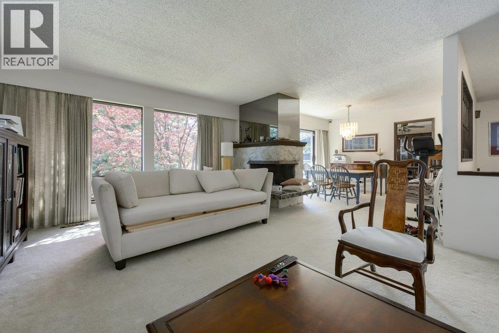 8194 Woodlake Court, Burnaby, British Columbia  V5A 3P4 - Photo 5 - R3097117