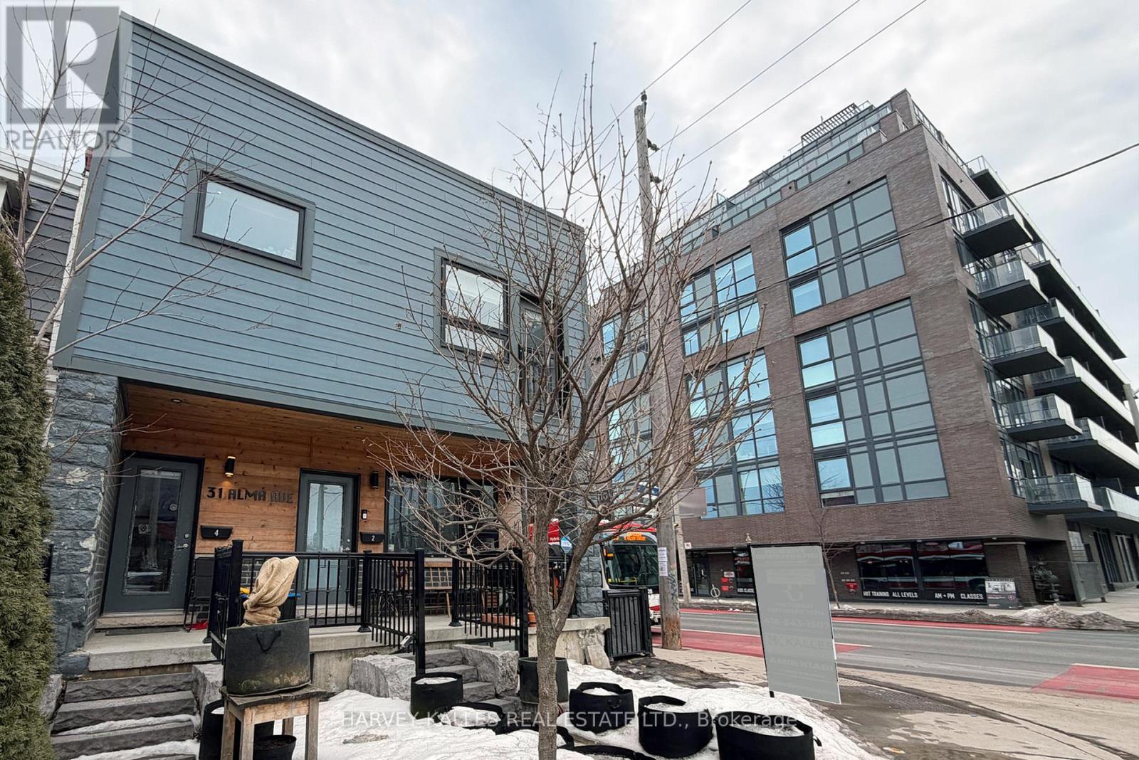 31 Alma Avenue, Toronto (Little Portugal), Ontario  M6J 1N2 - Photo 3 - C12856820