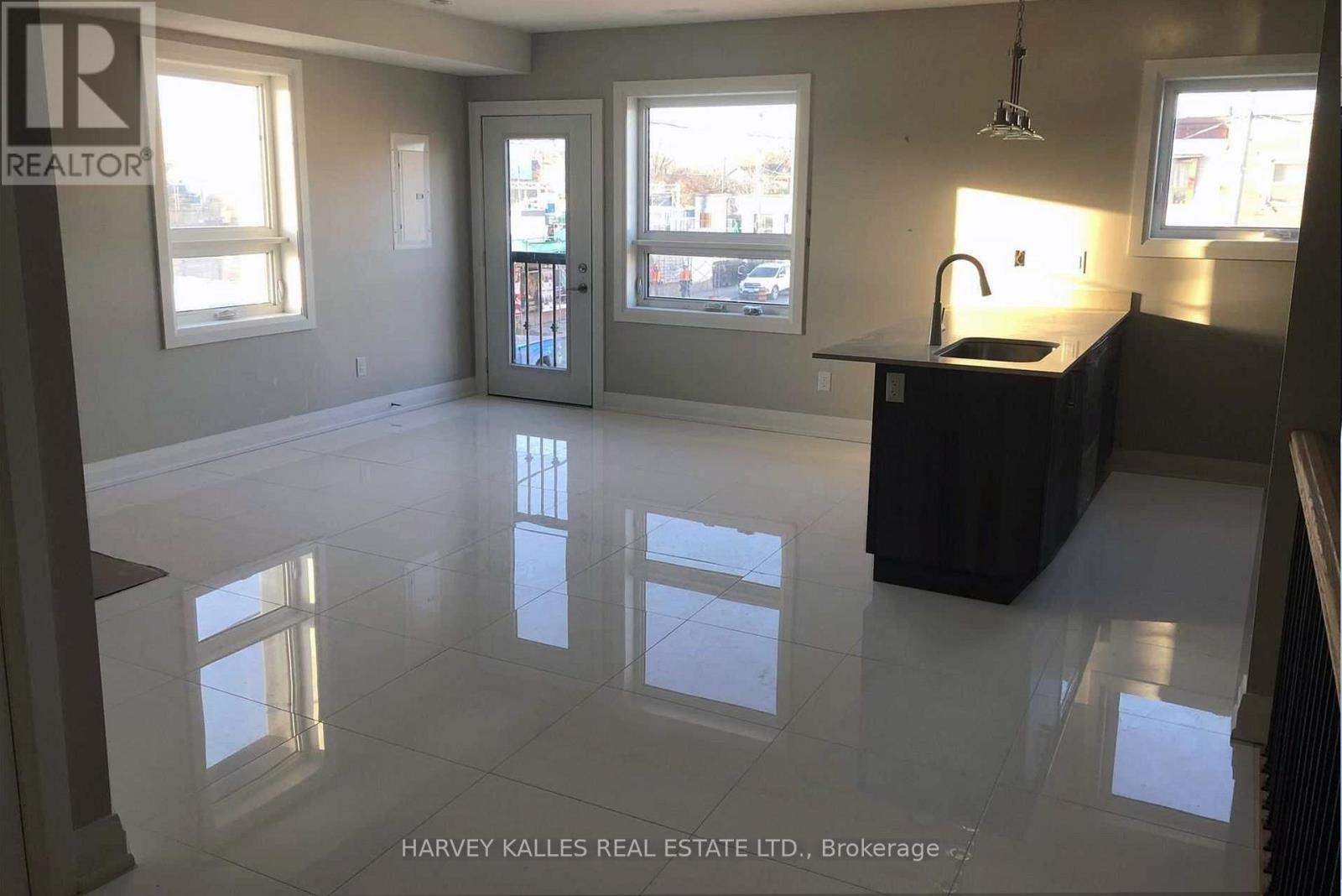 31 Alma Avenue, Toronto (Little Portugal), Ontario  M6J 1N2 - Photo 8 - C12856820