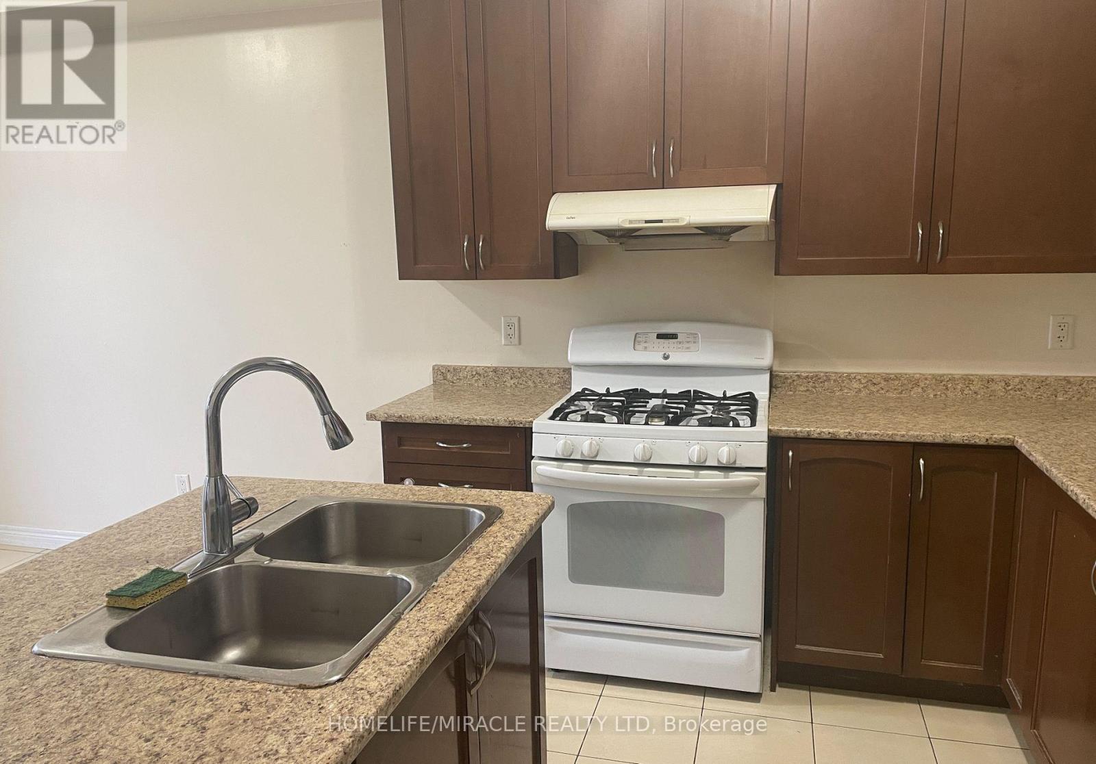 46 Naperton Drive, Brampton, Ontario  L6R 0Z7 - Photo 10 - W12856848