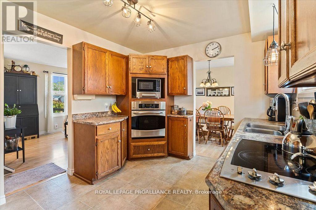 16 Centre Court, Quinte West (Frankford Ward), Ontario  K0K 2C0 - Photo 10 - X12853626