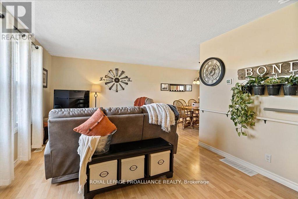 16 Centre Court, Quinte West (Frankford Ward), Ontario  K0K 2C0 - Photo 5 - X12853626